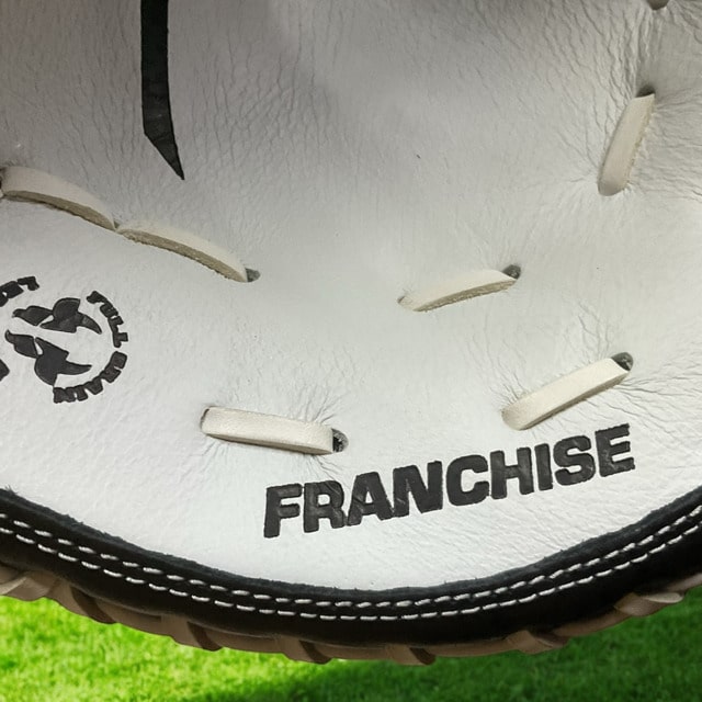 Guante Mizuno Franchise Catcher de 34 pulgadas para lanzador derecho, diseñado para comodidad, absorción de impactos y atrapadas seguras en el béisbol