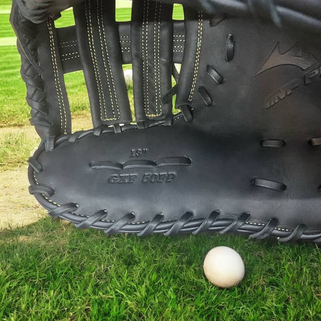 Guante Mizuno Newman de 13 pulgadas para lanzador derecho, diseñado para ofrecer durabilidad, precisión y flexibilidad en el béisbol