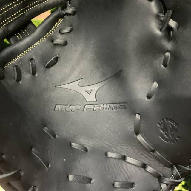 Guante Mizuno Newman de 13 pulgadas para lanzador derecho, diseñado para ofrecer durabilidad, precisión y flexibilidad en el béisbol