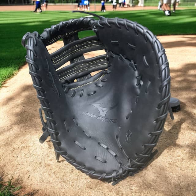 Guante Mizuno Newman de 13 pulgadas para lanzador derecho, diseñado para ofrecer durabilidad, precisión y flexibilidad en el béisbol