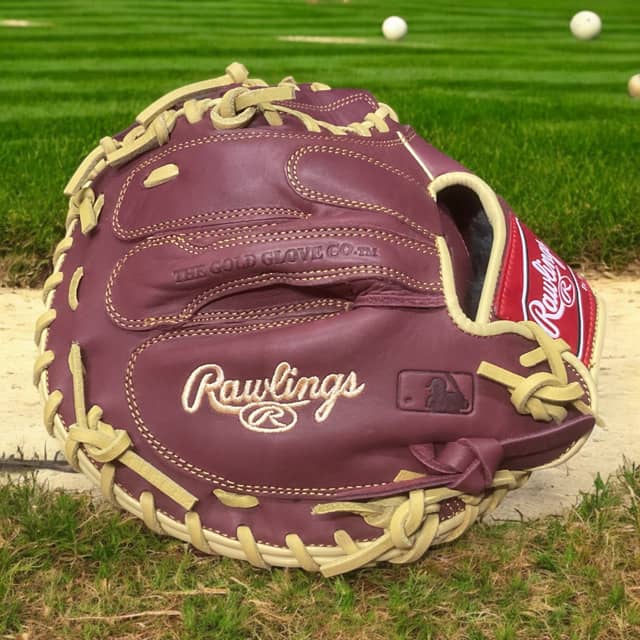 Guante Rawlings Sandlot Catcher de 33 pulgadas para lanzador derecho, con piel de alta calidad y diseño vintage ideal para un manejo preciso en el béisbol