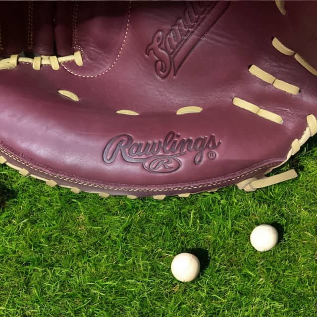 Guante Rawlings Sandlot Catcher de 33 pulgadas para lanzador derecho, con piel de alta calidad y diseño vintage ideal para un manejo preciso en el béisbol