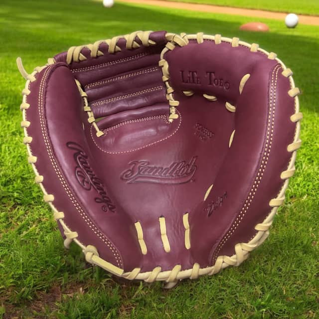 Guante Rawlings Sandlot Catcher de 33 pulgadas para lanzador derecho, con piel de alta calidad y diseño vintage ideal para un manejo preciso en el béisbol