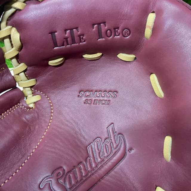 Guante Rawlings Sandlot Catcher de 33 pulgadas para lanzador derecho, con piel de alta calidad y diseño vintage ideal para un manejo preciso en el béisbol