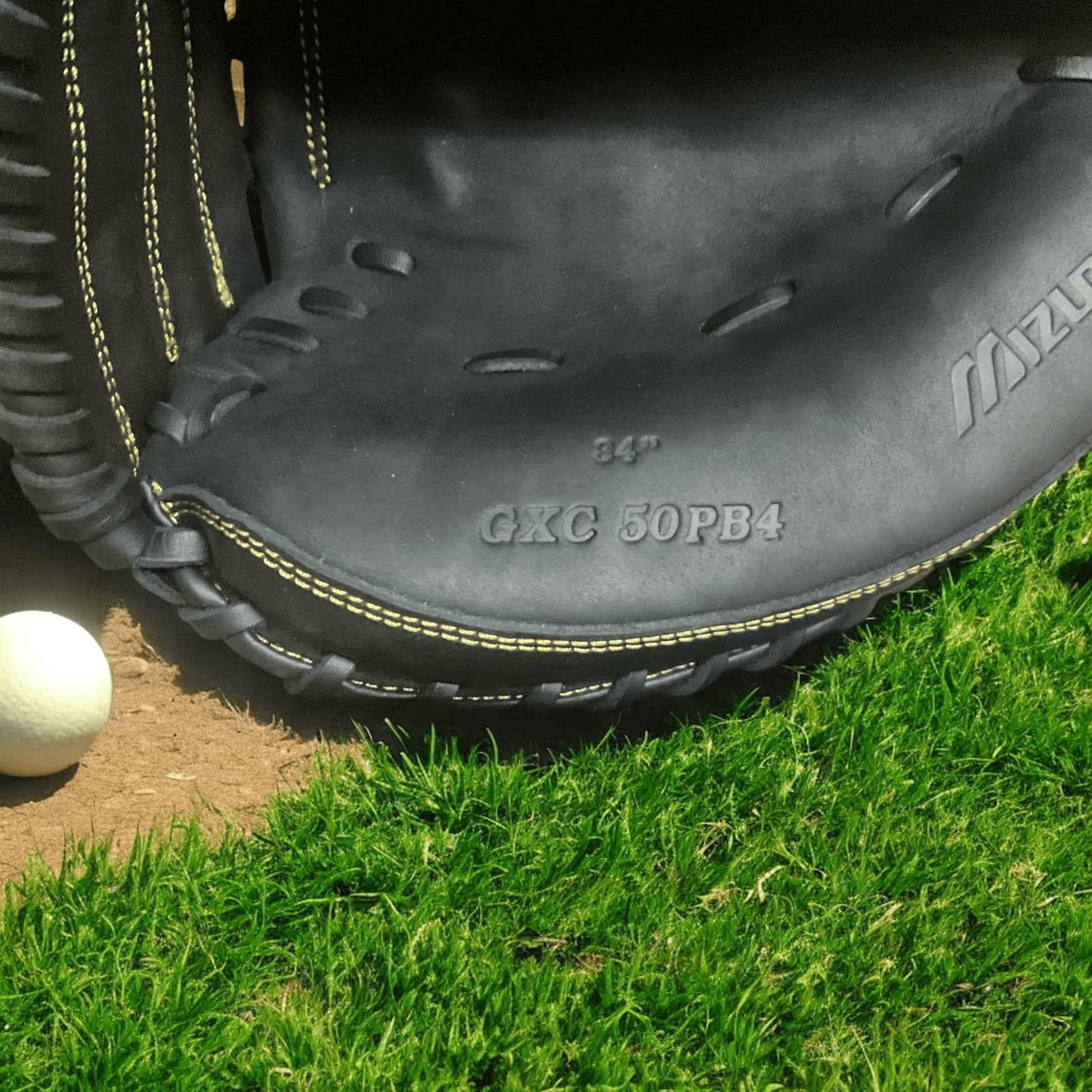 Mascota Mizuno Catcher 34" para lanzador derecho, con diseño amplio y acolchado para máxima protección y rendimiento en el béisbol.