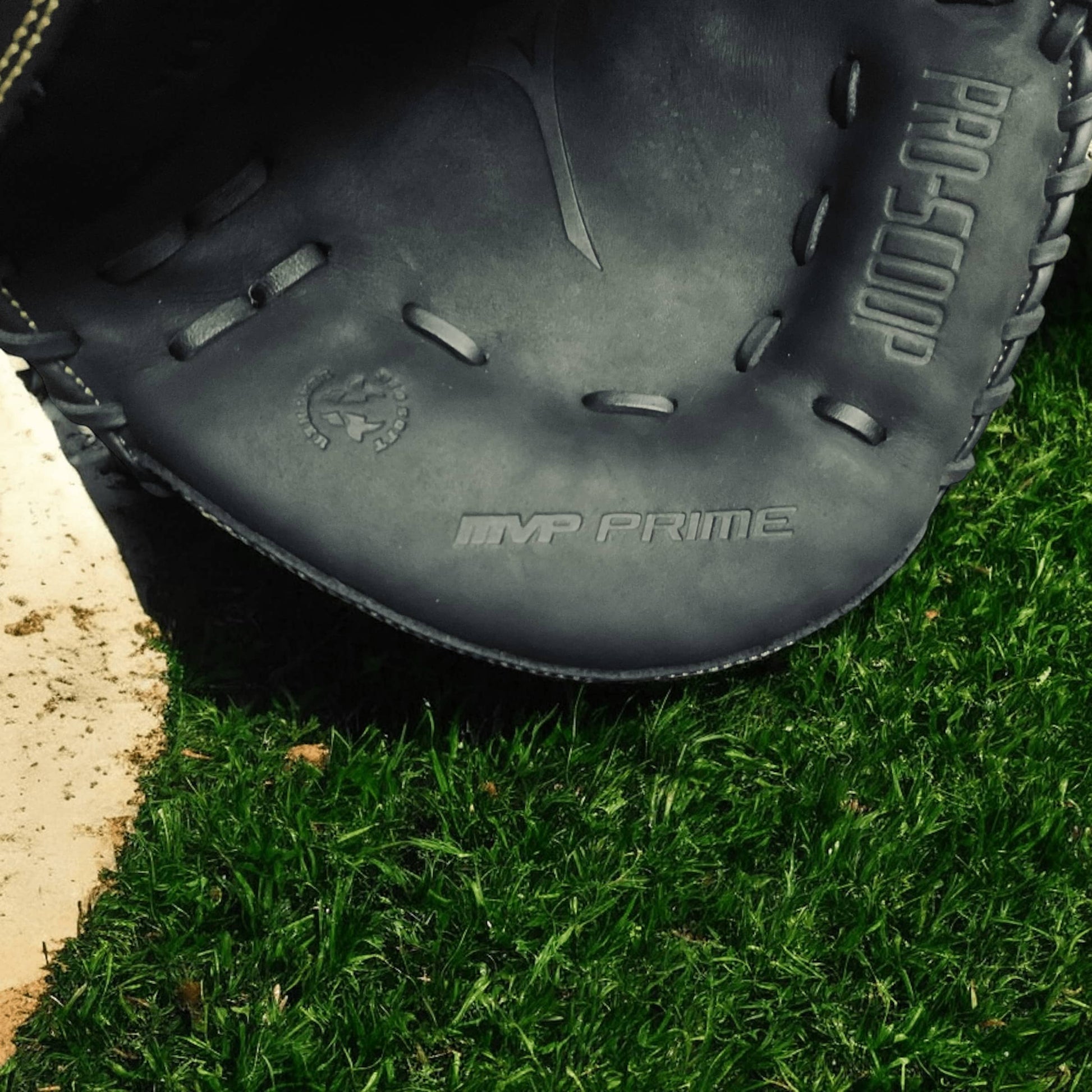 Mascota Mizuno Catcher 34" para lanzador derecho, con diseño amplio y acolchado para máxima protección y rendimiento en el béisbol.