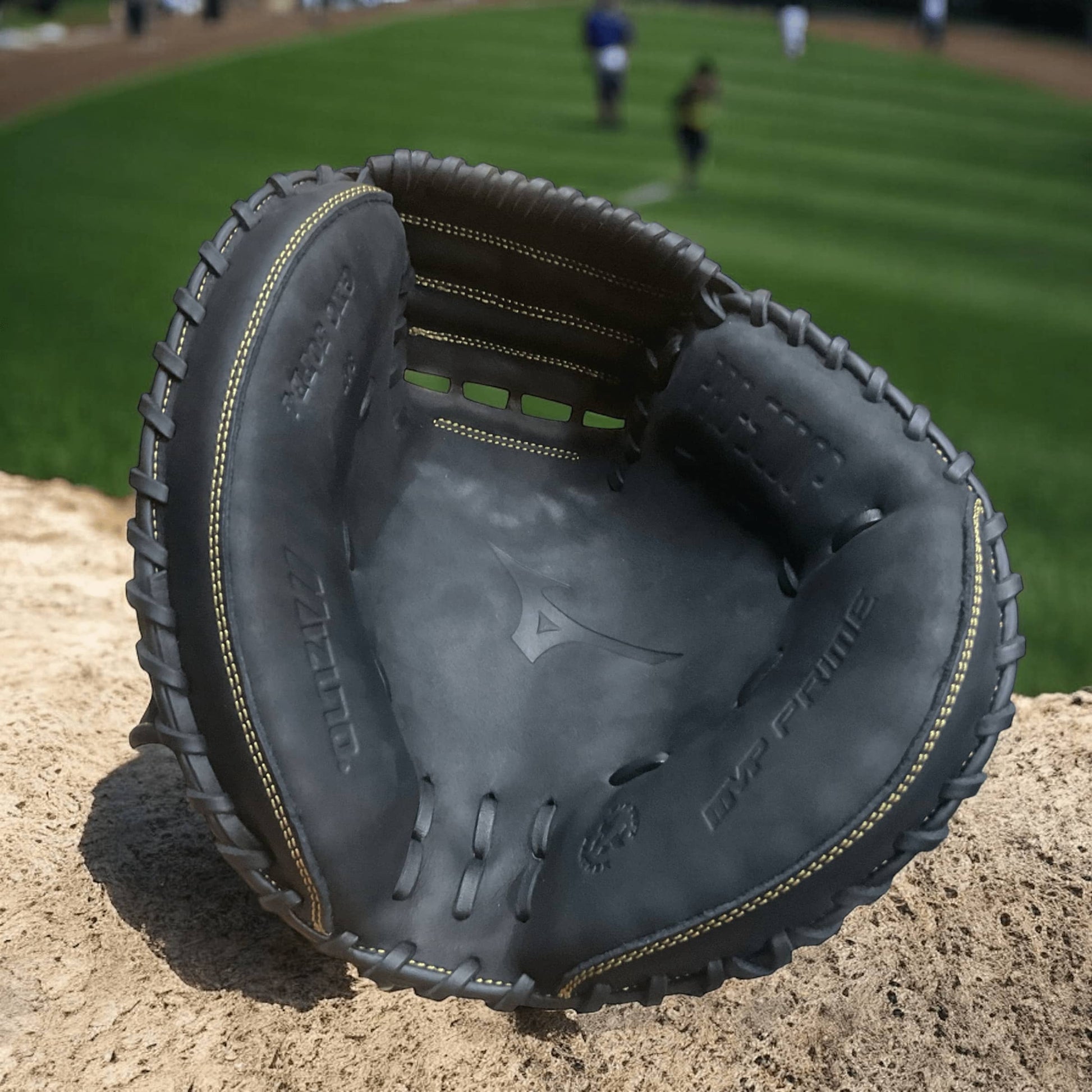 Mascota Mizuno Catcher 34" para lanzador derecho, con diseño amplio y acolchado para máxima protección y rendimiento en el béisbol.