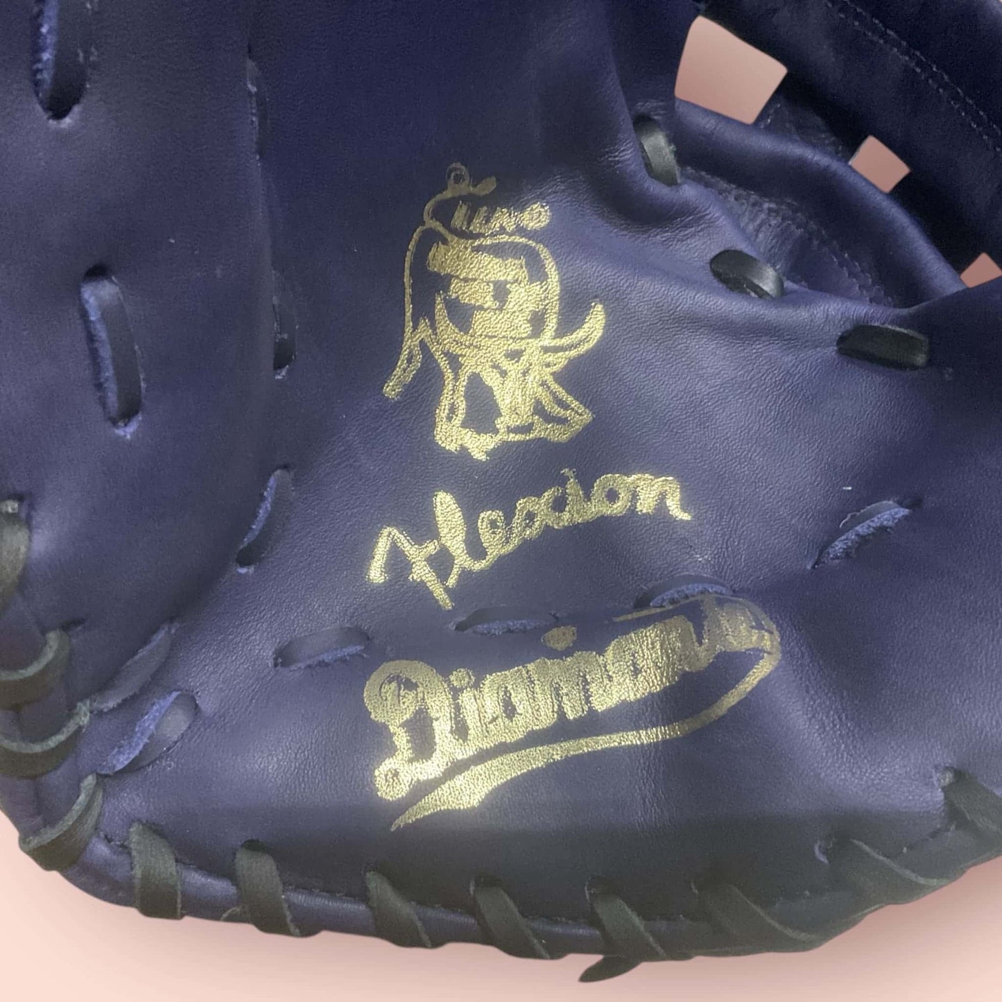 Guante Diamante Newman de primera base para lanzador zurdo en talla grande, ideal para atrapadas seguras y manejo preciso en el béisbol.