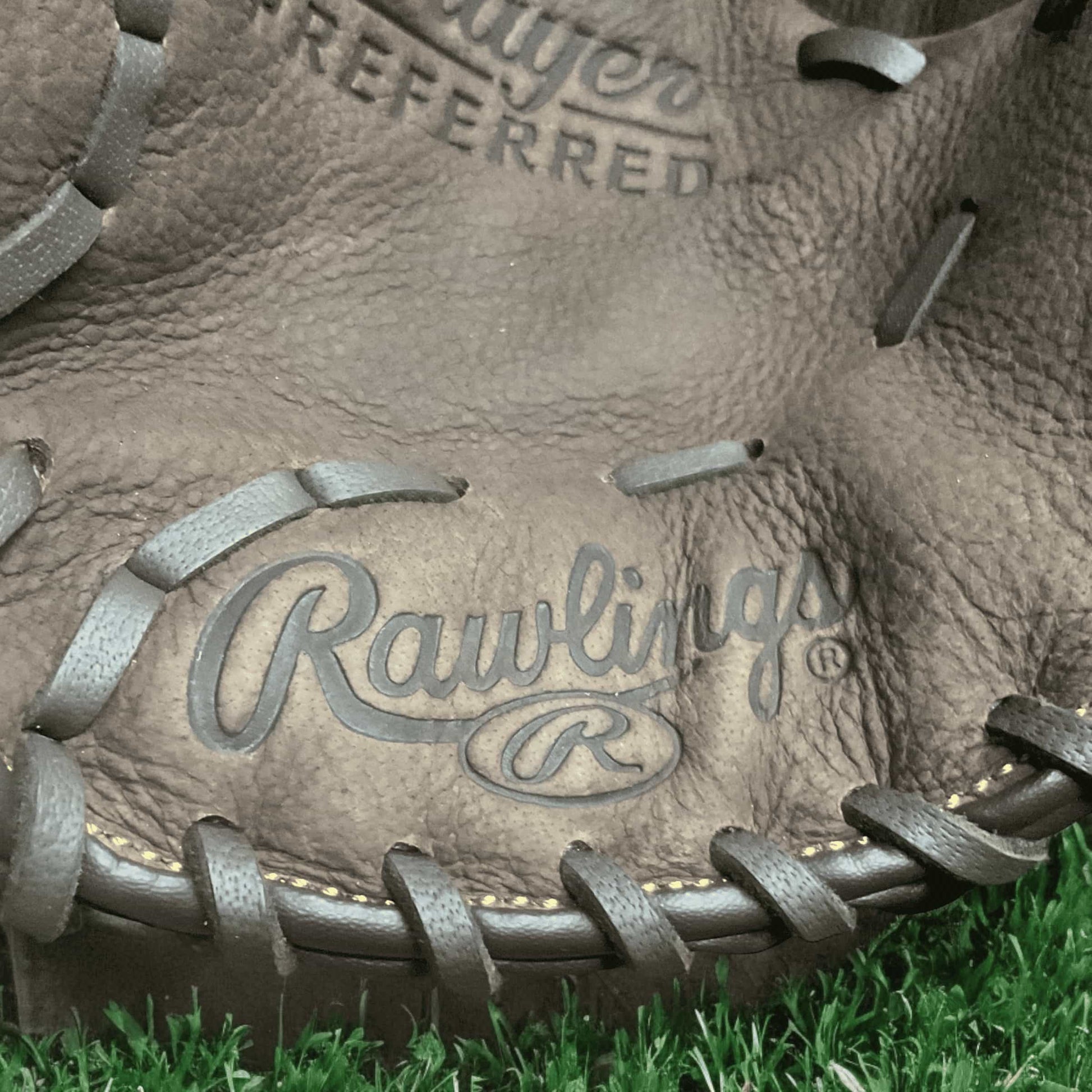 Guante Rawlings Newman de primera base para lanzador derecho, tamaño 12.5 pulgadas, diseñado para durabilidad y atrapadas precisas en el béisbol