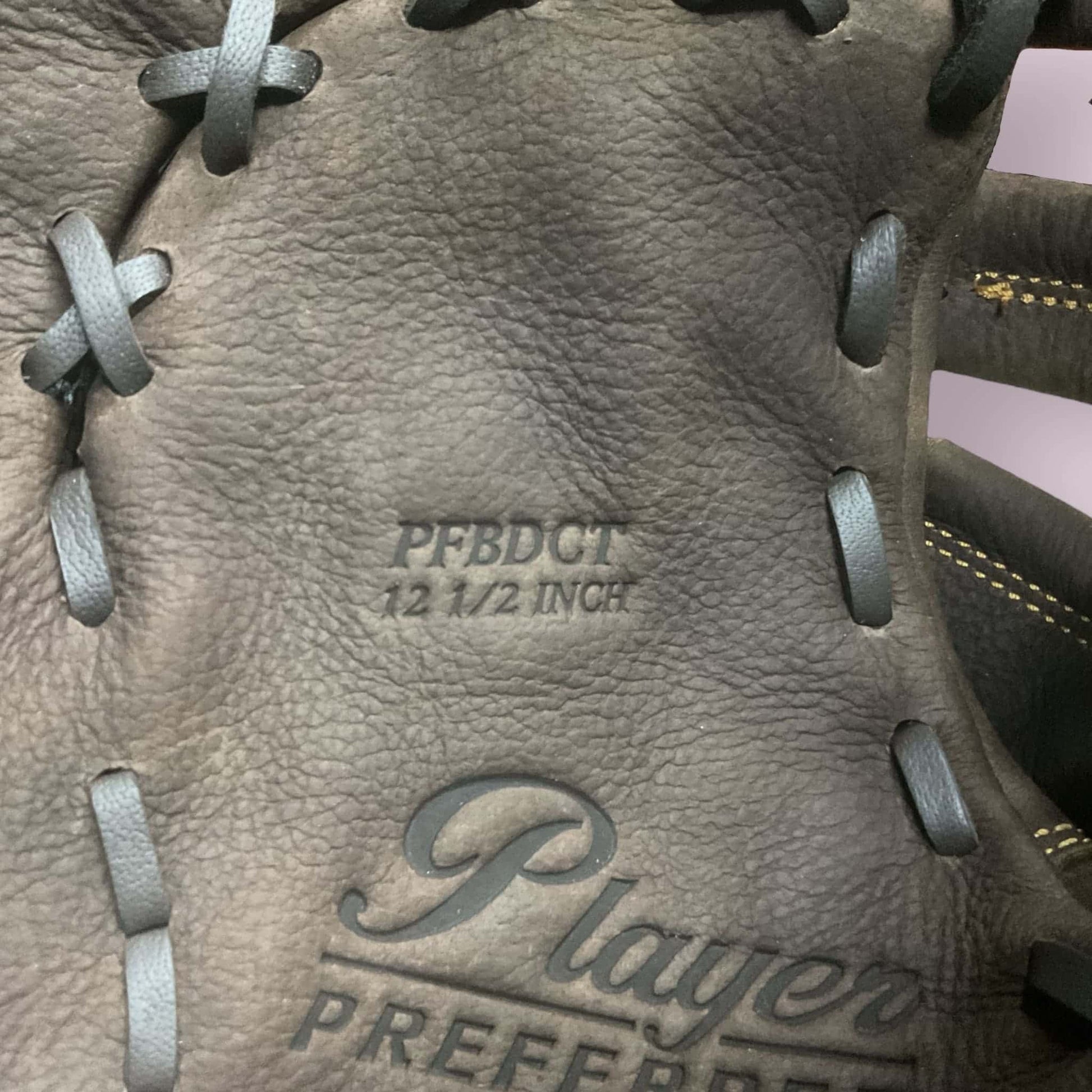 Guante Rawlings Newman de primera base para lanzador derecho, tamaño 12.5 pulgadas, diseñado para durabilidad y atrapadas precisas en el béisbol