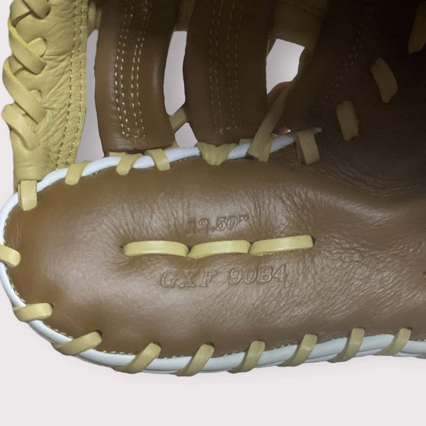 Guante Mizuno Newman de primera base para lanzador derecho, 12.5 pulgadas, diseñado para resistencia, precisión y jugadas seguras en el béisbol