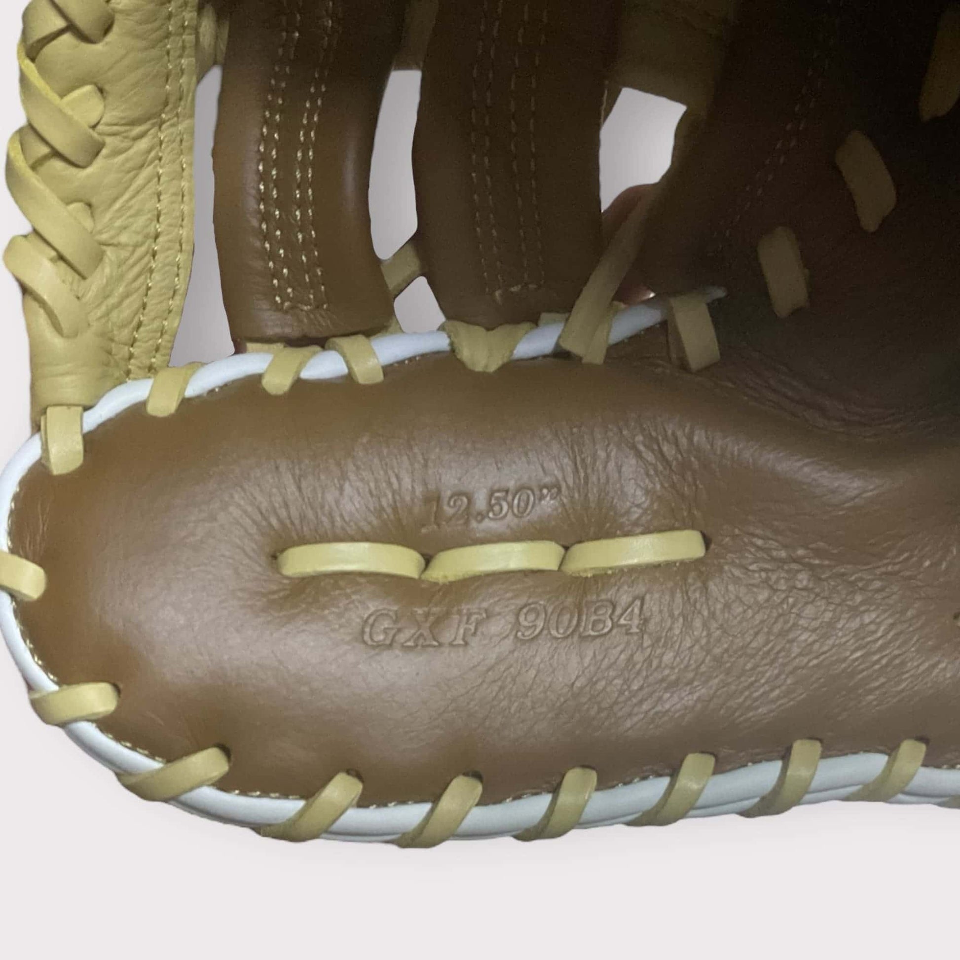 Guante Mizuno Newman de primera base para lanzador derecho, 12.5 pulgadas, diseñado para resistencia, precisión y jugadas seguras en el béisbol