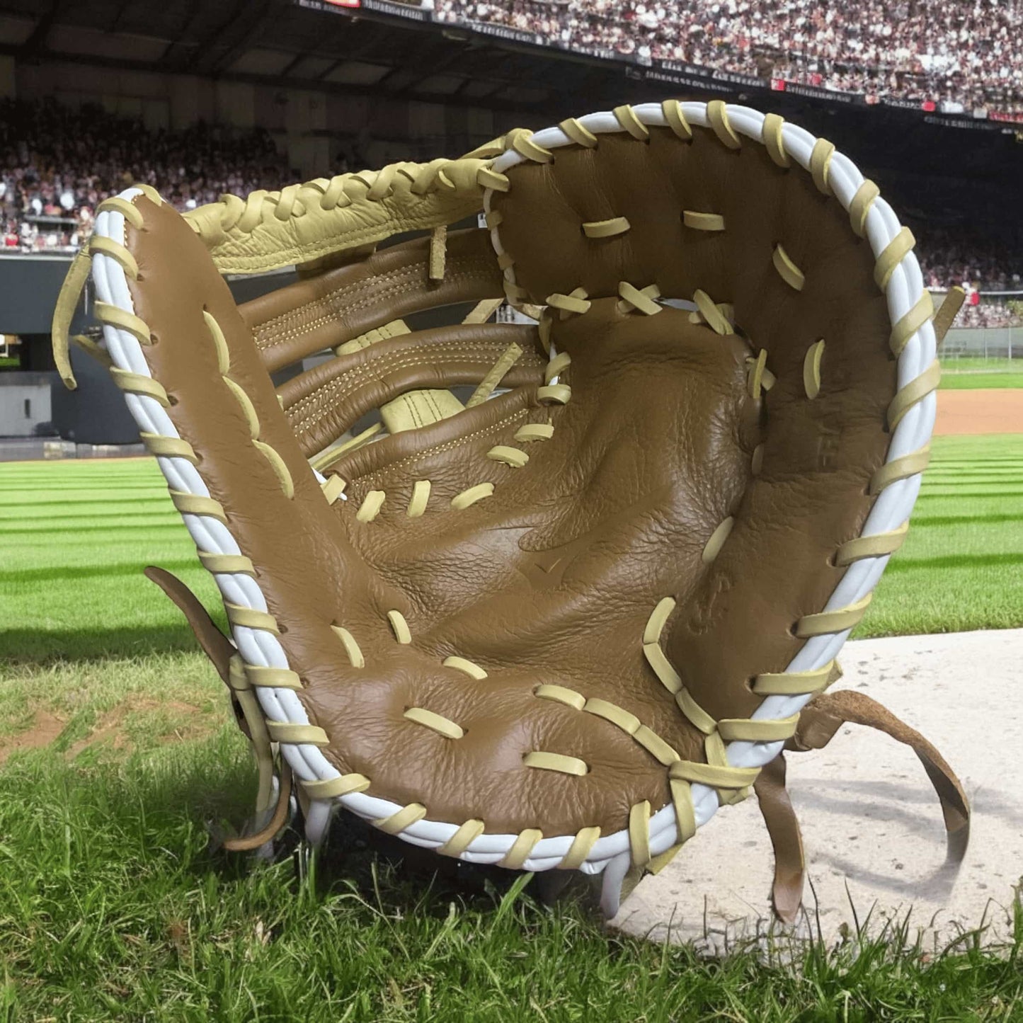 Guante Mizuno Newman de primera base para lanzador derecho, 12.5 pulgadas, diseñado para resistencia, precisión y jugadas seguras en el béisbol