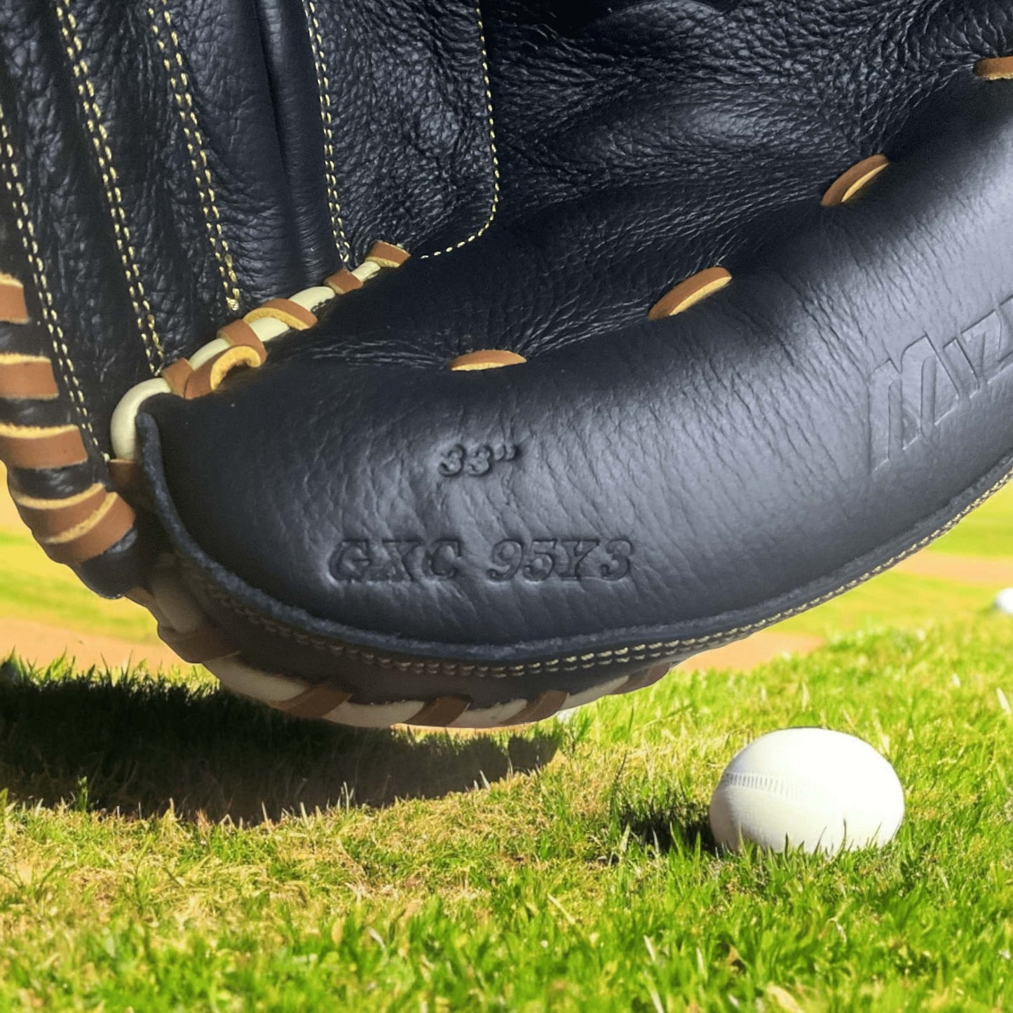 Guante Mizuno Catcher de 33 pulgadas para lanzador derecho, diseñado para receptores con durabilidad, protección y excelente control en el béisbol