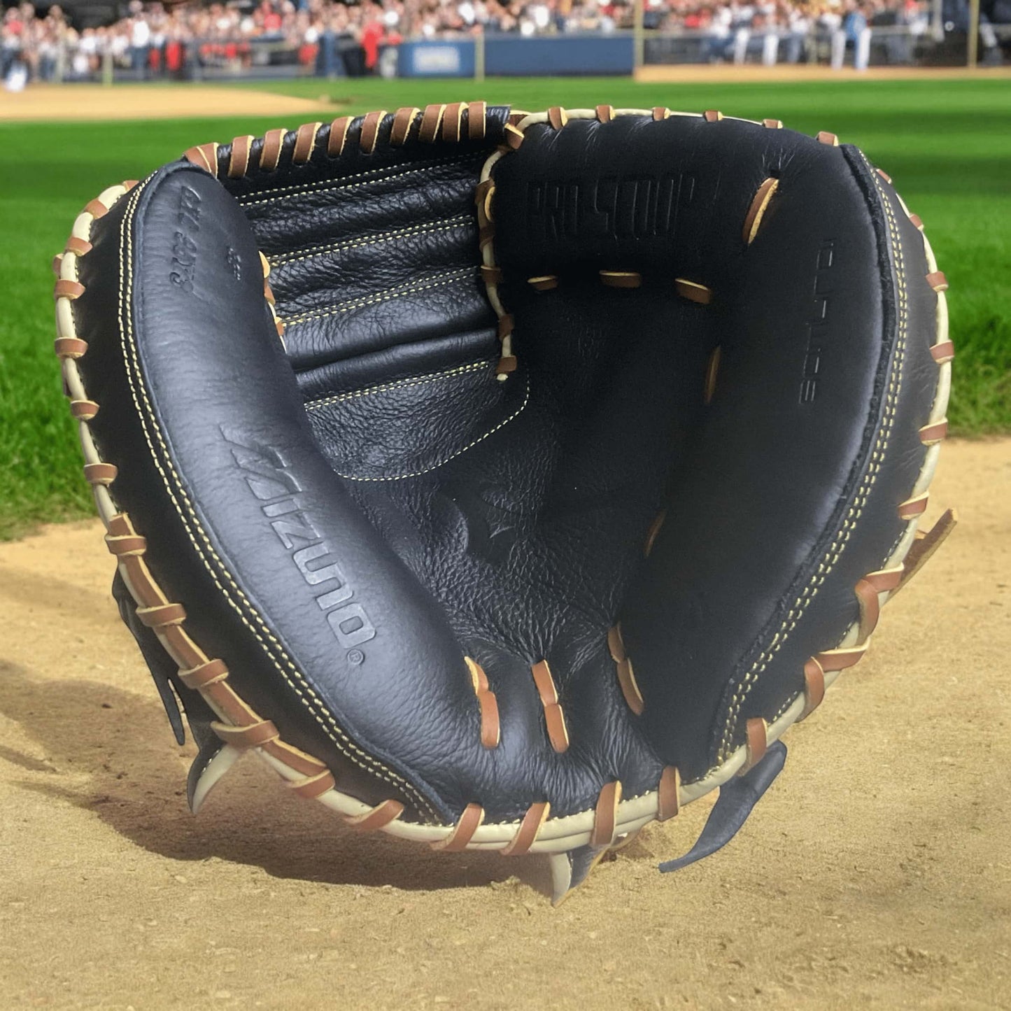 Guante Mizuno Catcher de 33 pulgadas para lanzador derecho, diseñado para receptores con durabilidad, protección y excelente control en el béisbol