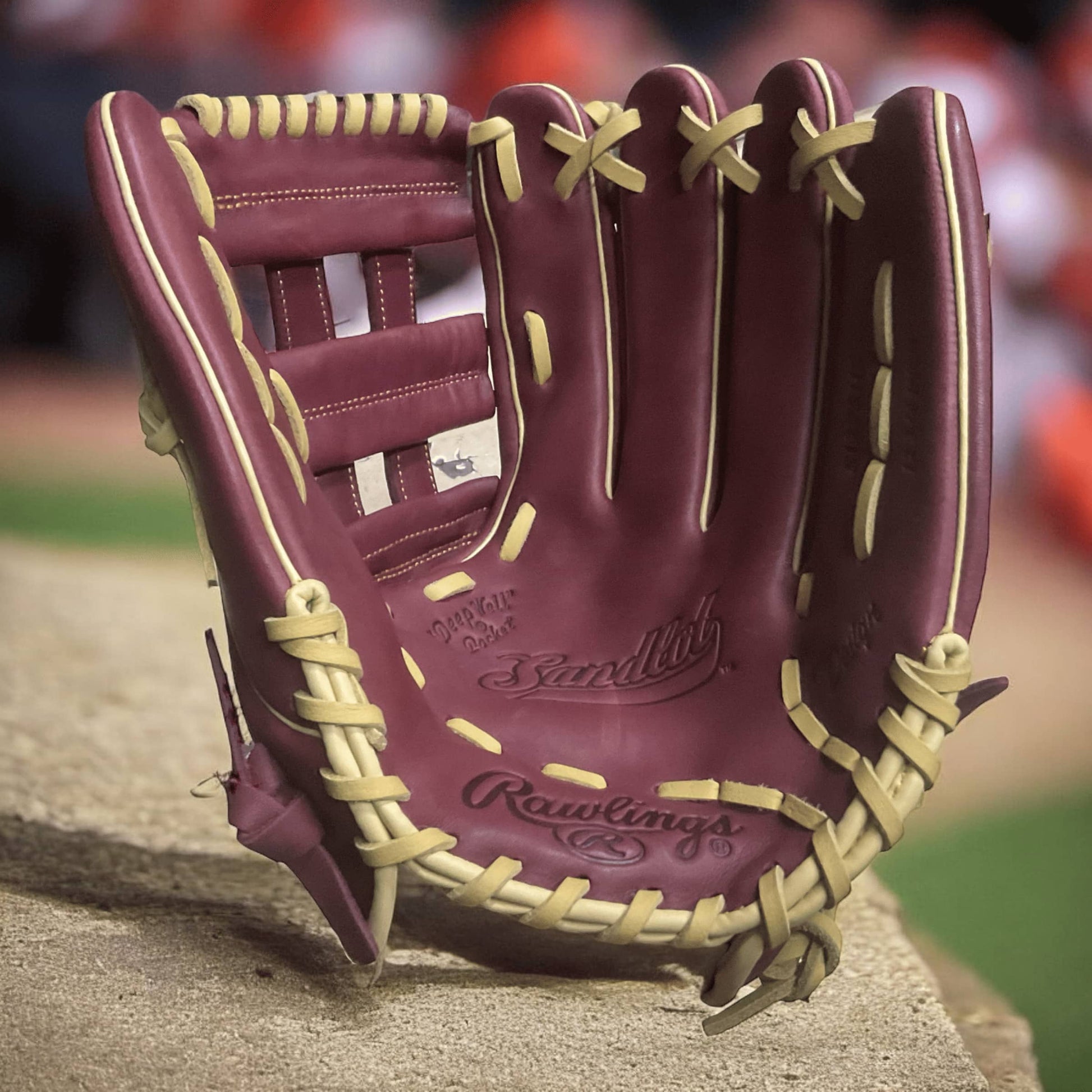 Guante Rawlings Sandlot Fielder de 12.75 pulgadas para lanzador derecho, con diseño vintage y amplio bolsillo ideal para atrapadas rápidas y precisas