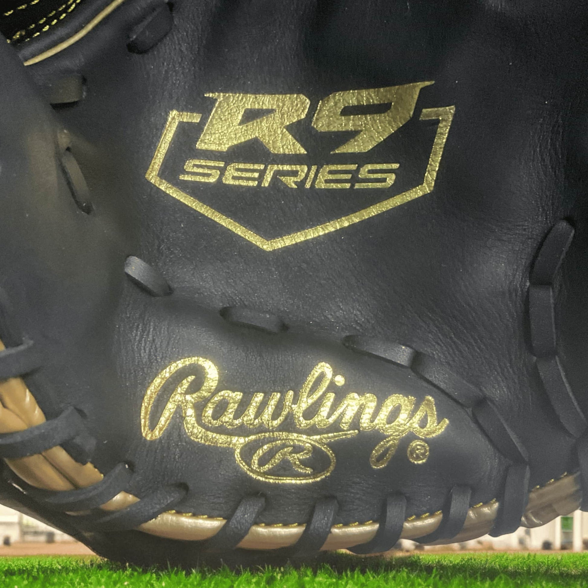 Guante Rawlings R9 Cuadro de 11.75 pulgadas para lanzador derecho, con piel premium, diseño ergonómico y tecnología SpeedShell para rendimiento rápido y duradero en el béisbol