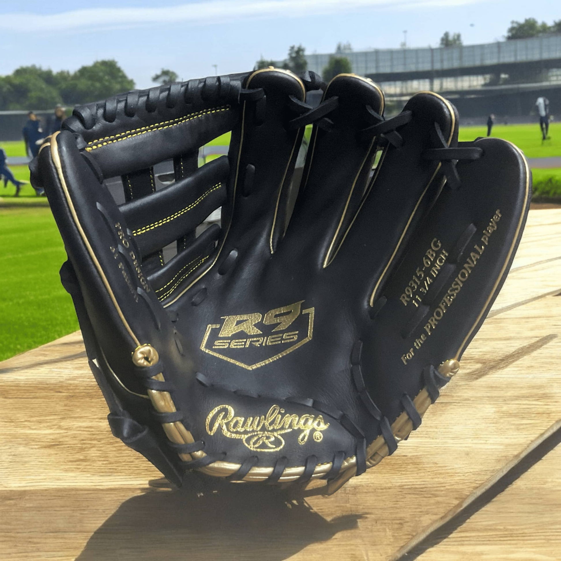 Guante Rawlings R9 Cuadro de 11.75 pulgadas para lanzador derecho, con piel premium, diseño ergonómico y tecnología SpeedShell para rendimiento rápido y duradero en el béisbol