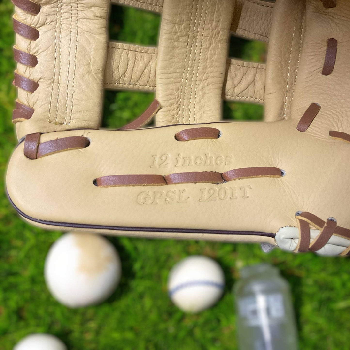 Guante Mizuno Fielder de 12 pulgadas para lanzador derecho, diseñado para durabilidad y precisión en el béisbol.