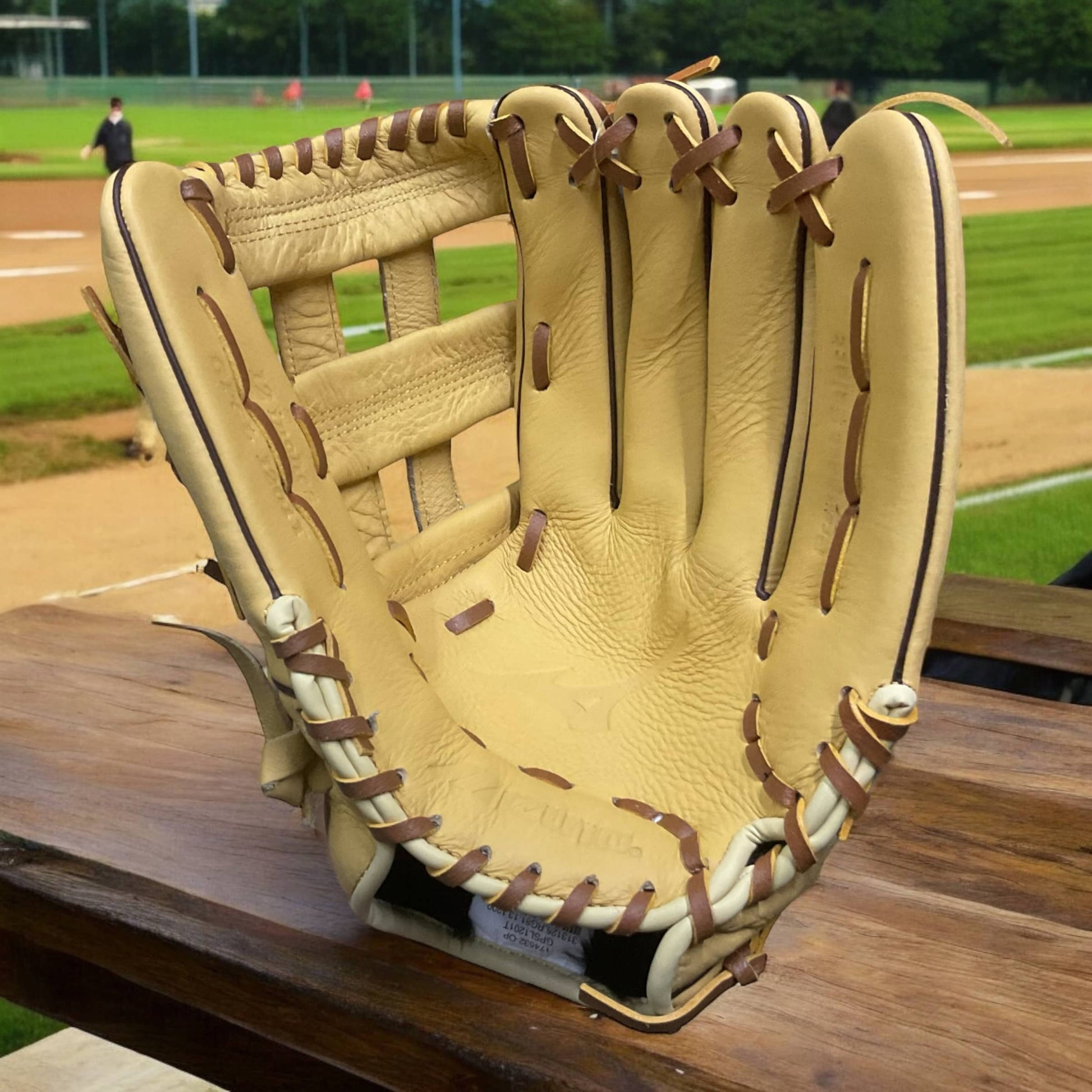 Guante Mizuno Fielder de 12 pulgadas para lanzador derecho, diseñado para durabilidad y precisión en el béisbol.