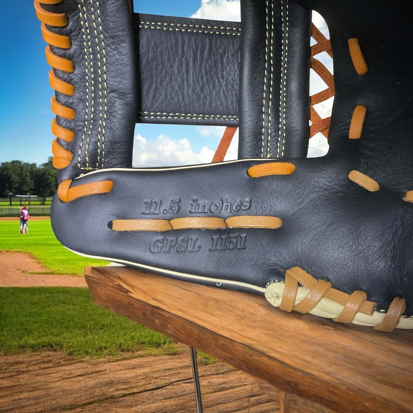 Guante Mizuno Cuadro de 11.5 pulgadas para lanzador derecho, diseñado para precisión, rapidez y comodidad en el béisbol.