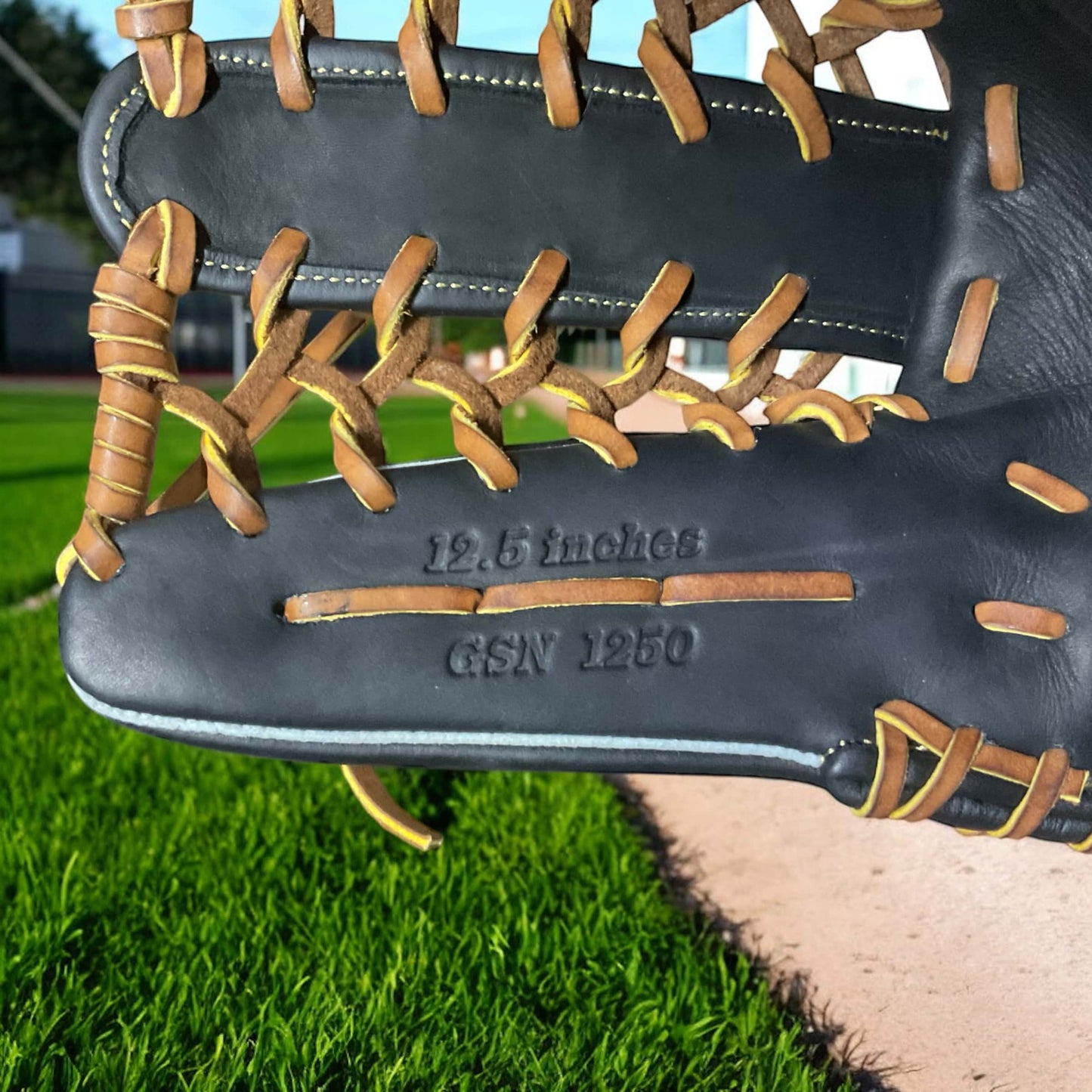 Guante Mizuno Fielder de 12.5 pulgadas para lanzador derecho, ideal para jugadas versátiles con diseño ergonómico y duradero.