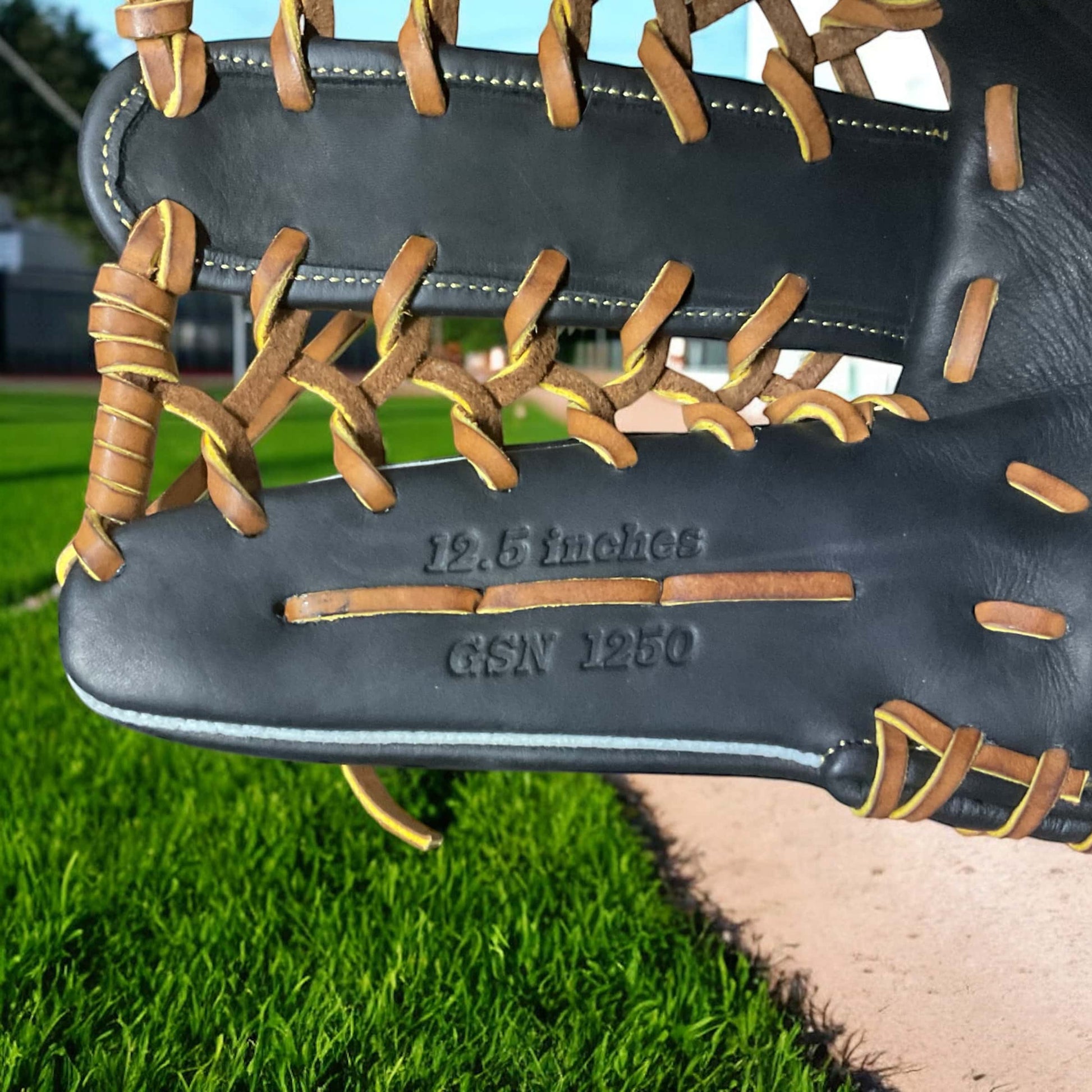 Guante Mizuno Fielder de 12.5 pulgadas para lanzador derecho, ideal para jugadas versátiles con diseño ergonómico y duradero.