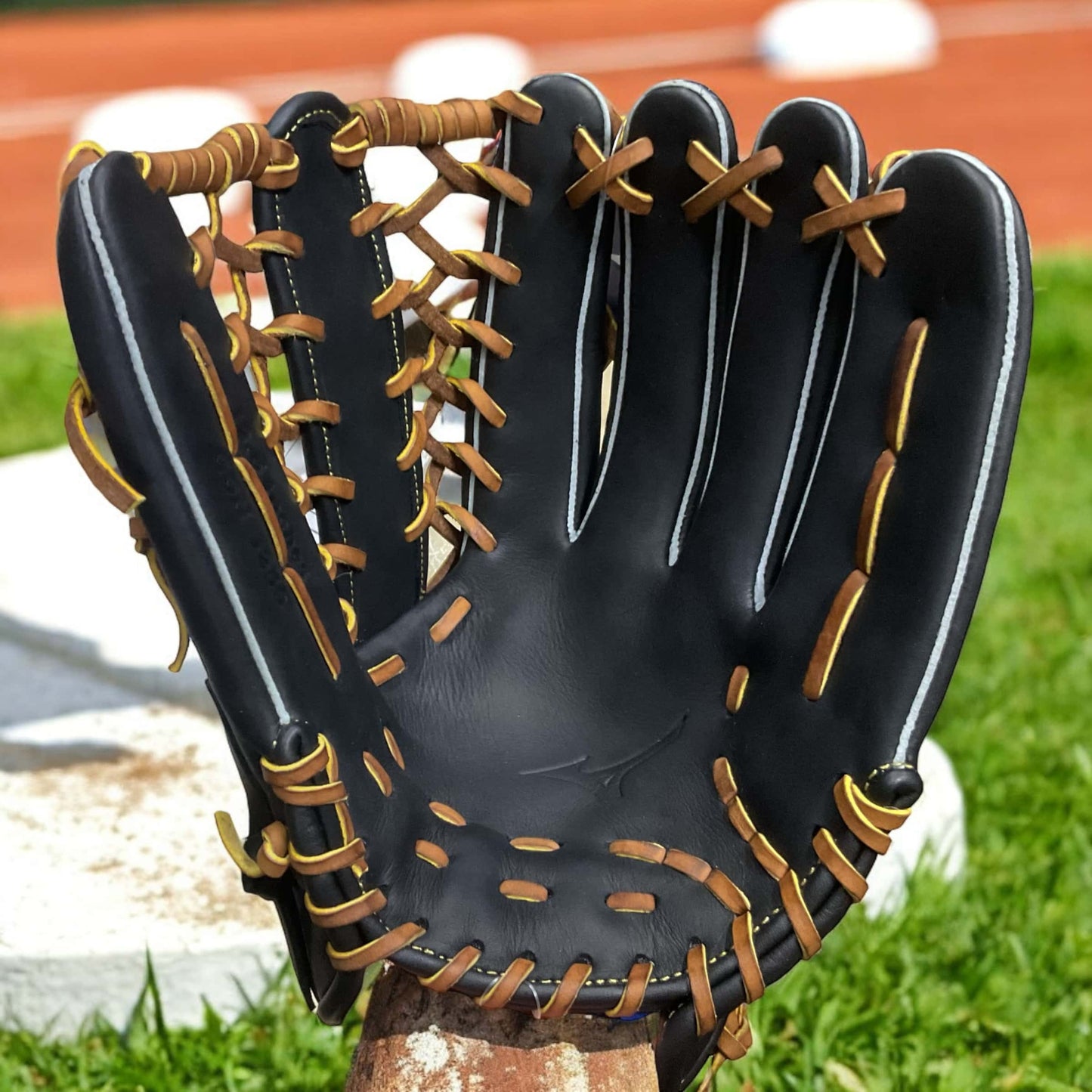 Guante Mizuno Fielder de 12.5 pulgadas para lanzador derecho, ideal para jugadas versátiles con diseño ergonómico y duradero.