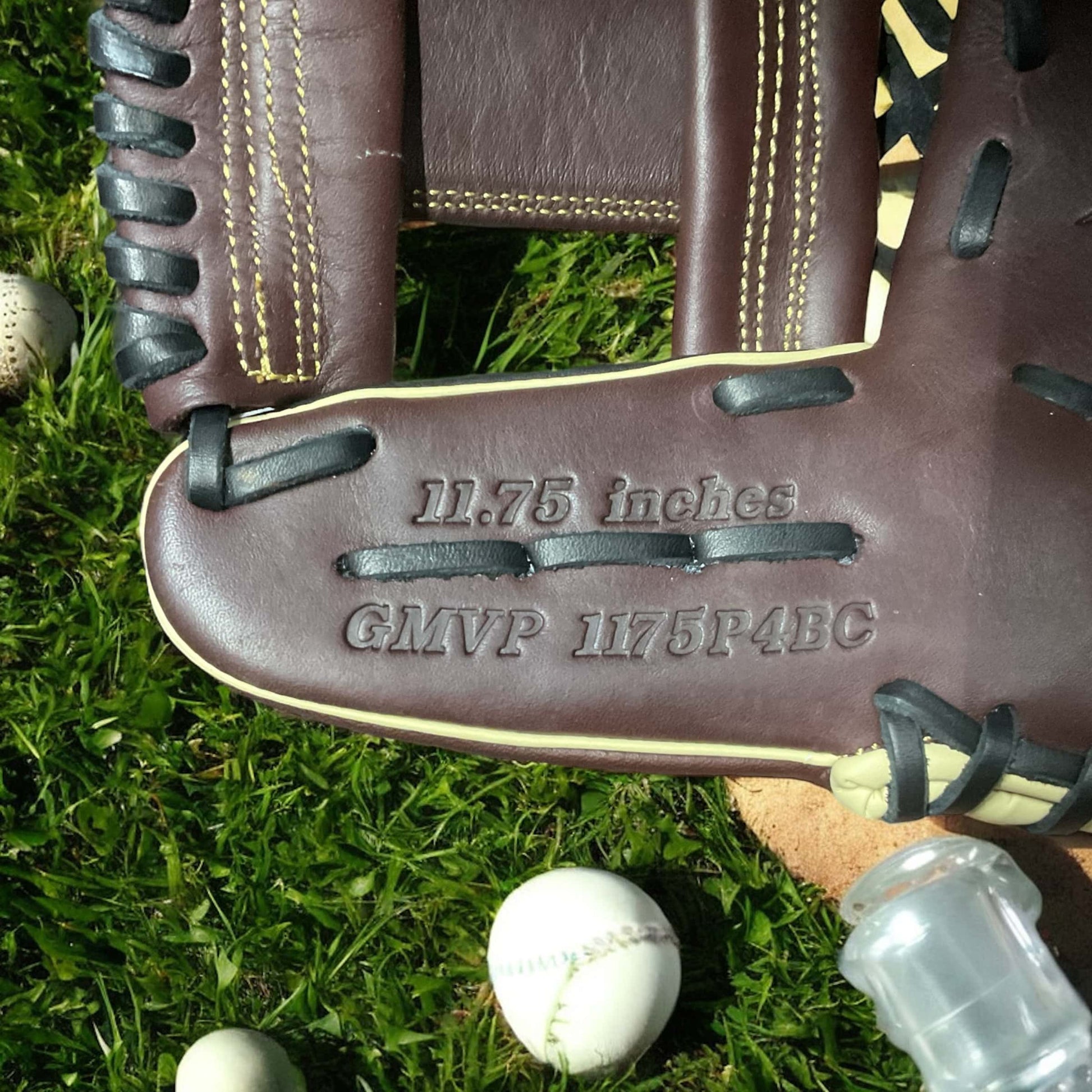 Guante Mizuno MVP Prime Cuadro de 11.75 pulgadas para lanzador derecho, diseñado para precisión, durabilidad y jugadas rápidas en el béisbol.