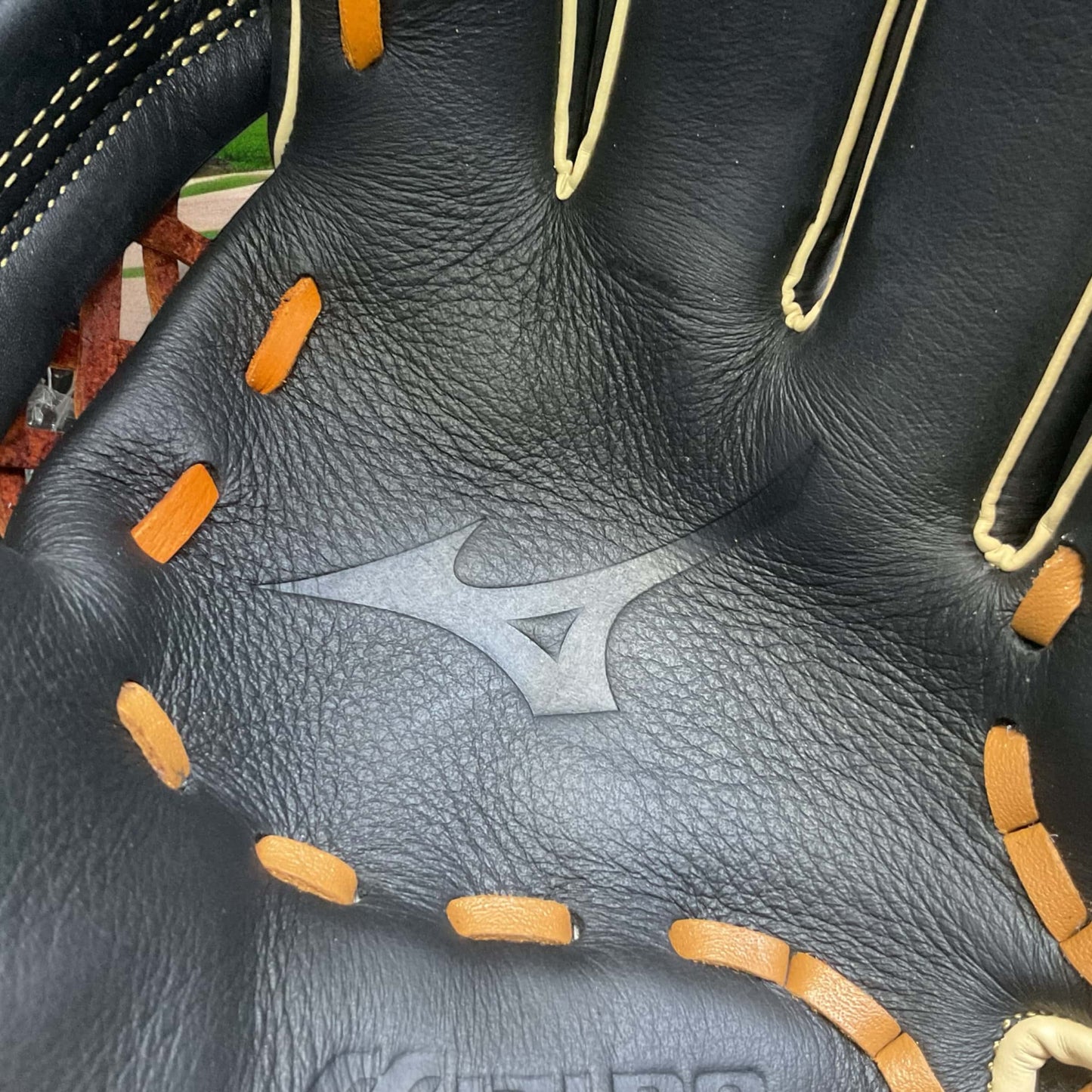Guante Mizuno Fielder de 12.5 pulgadas para lanzador derecho, ideal para jugadas versátiles con diseño ergonómico y duradero.