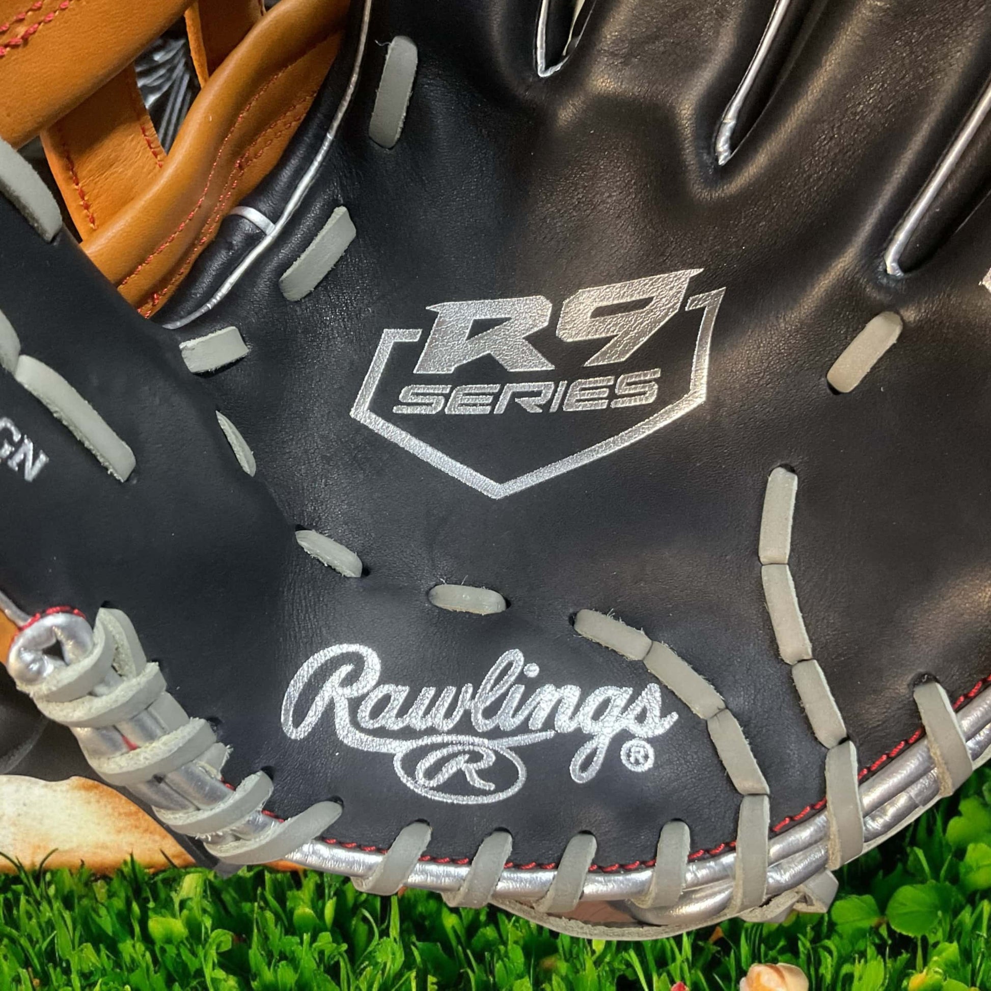 Guante Rawlings R9 Cuadro de 12 pulgadas para lanzador derecho, diseñado para durabilidad, control y precisión en el béisbol