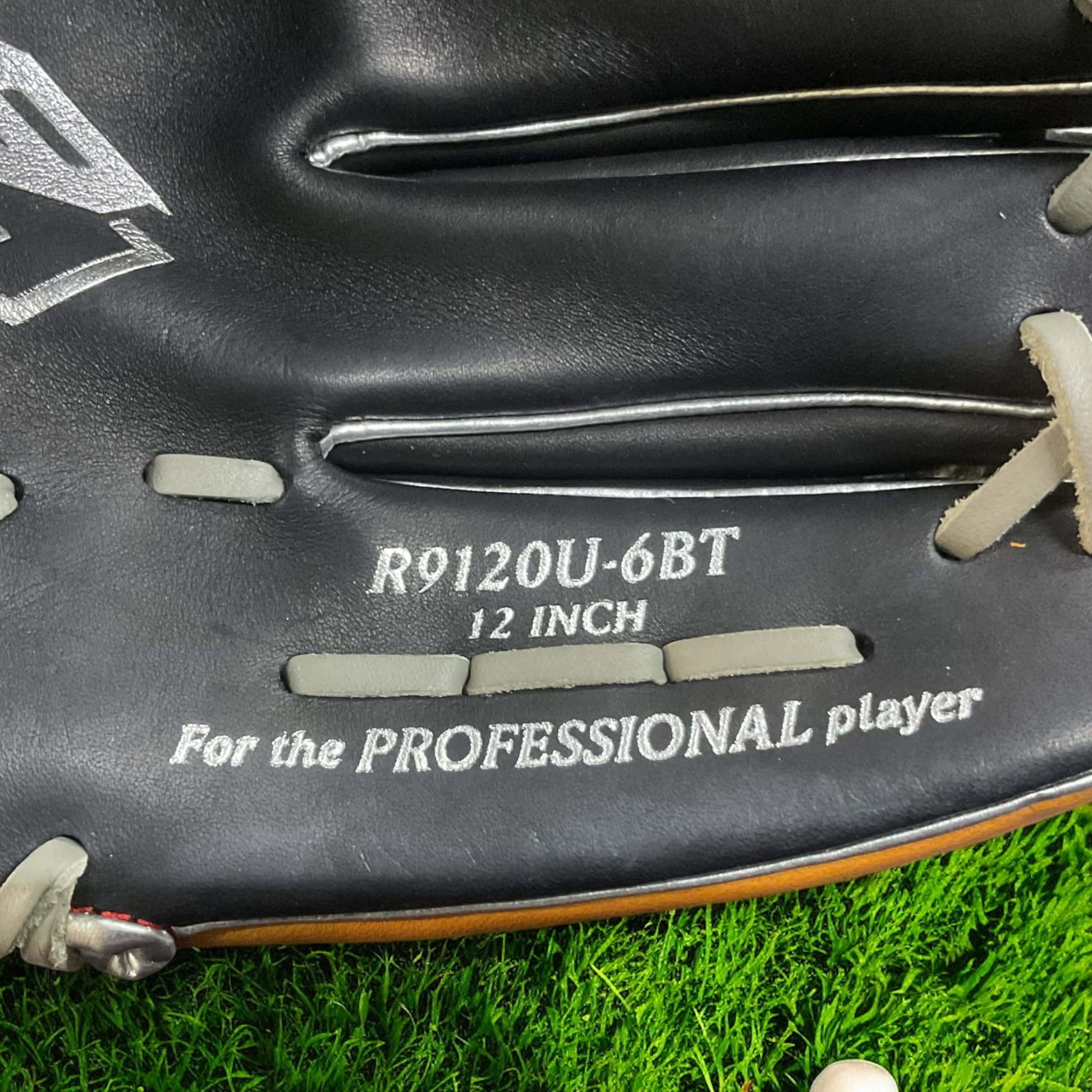 Guante Rawlings R9 Cuadro de 12 pulgadas para lanzador derecho, diseñado para durabilidad, control y precisión en el béisbol