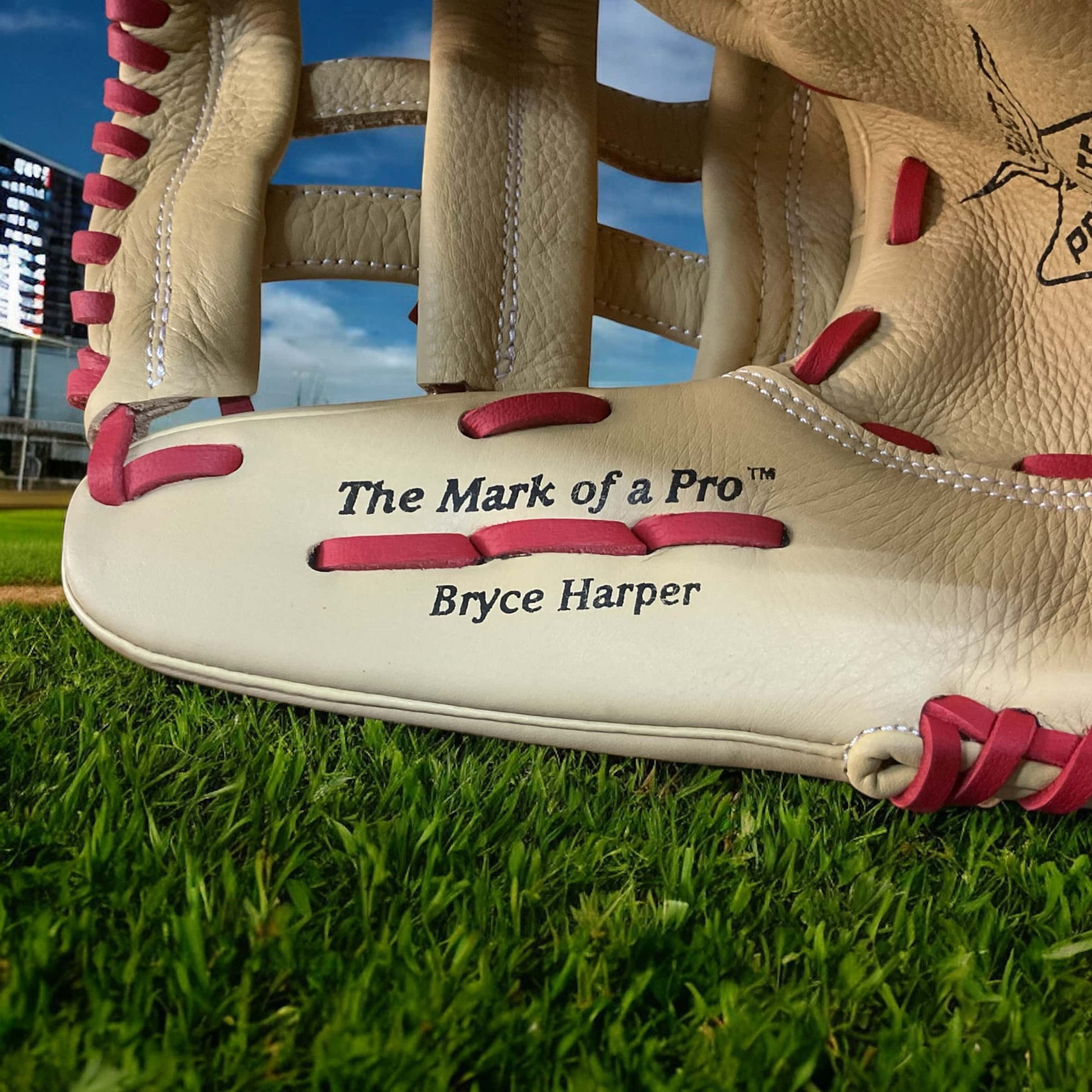 Alt: Guante Rawlings de 12 pulgadas, edición Bryce Harper, para lanzador derecho, con diseño exclusivo y rendimiento de élite en el béisbol.