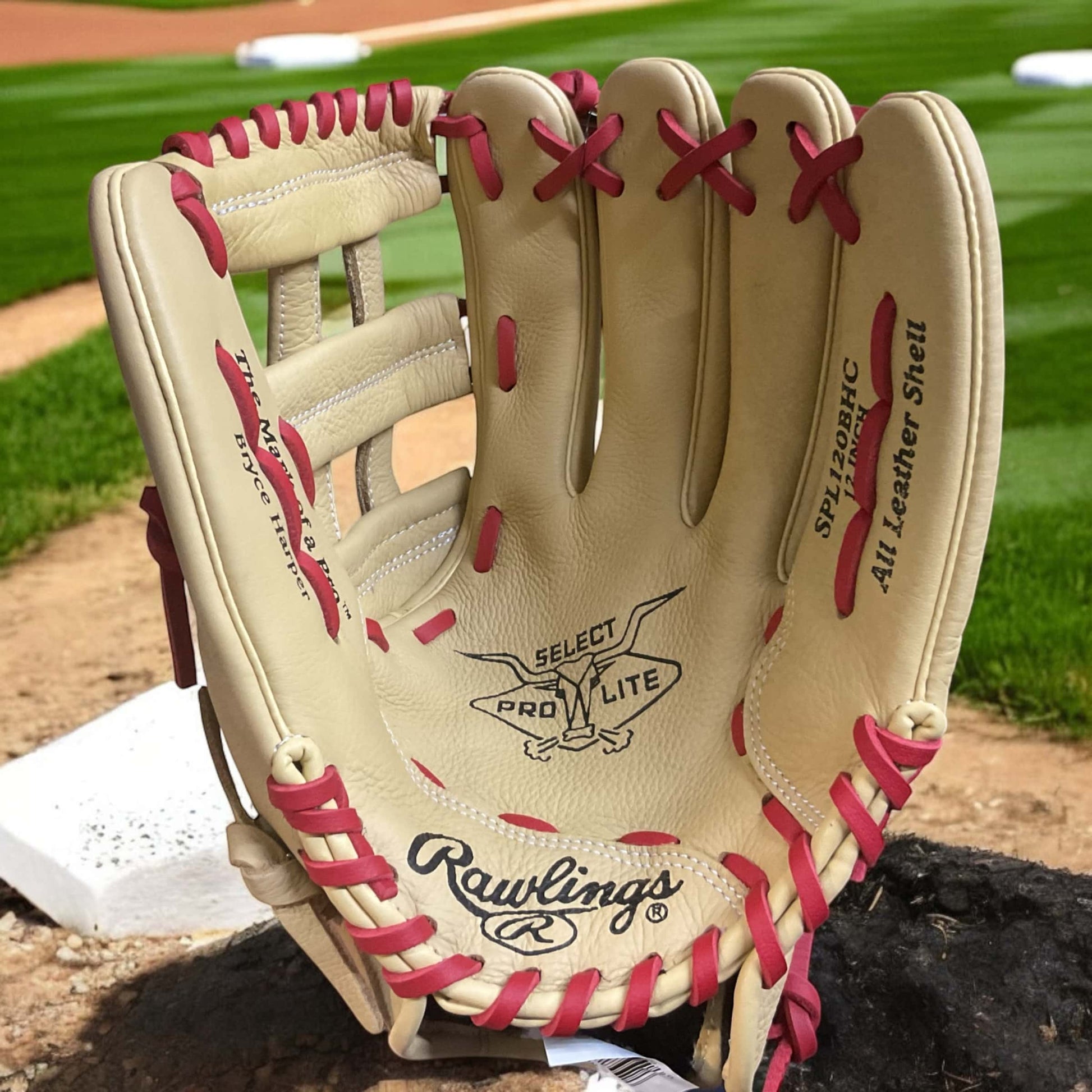 Alt: Guante Rawlings de 12 pulgadas, edición Bryce Harper, para lanzador derecho, con diseño exclusivo y rendimiento de élite en el béisbol.