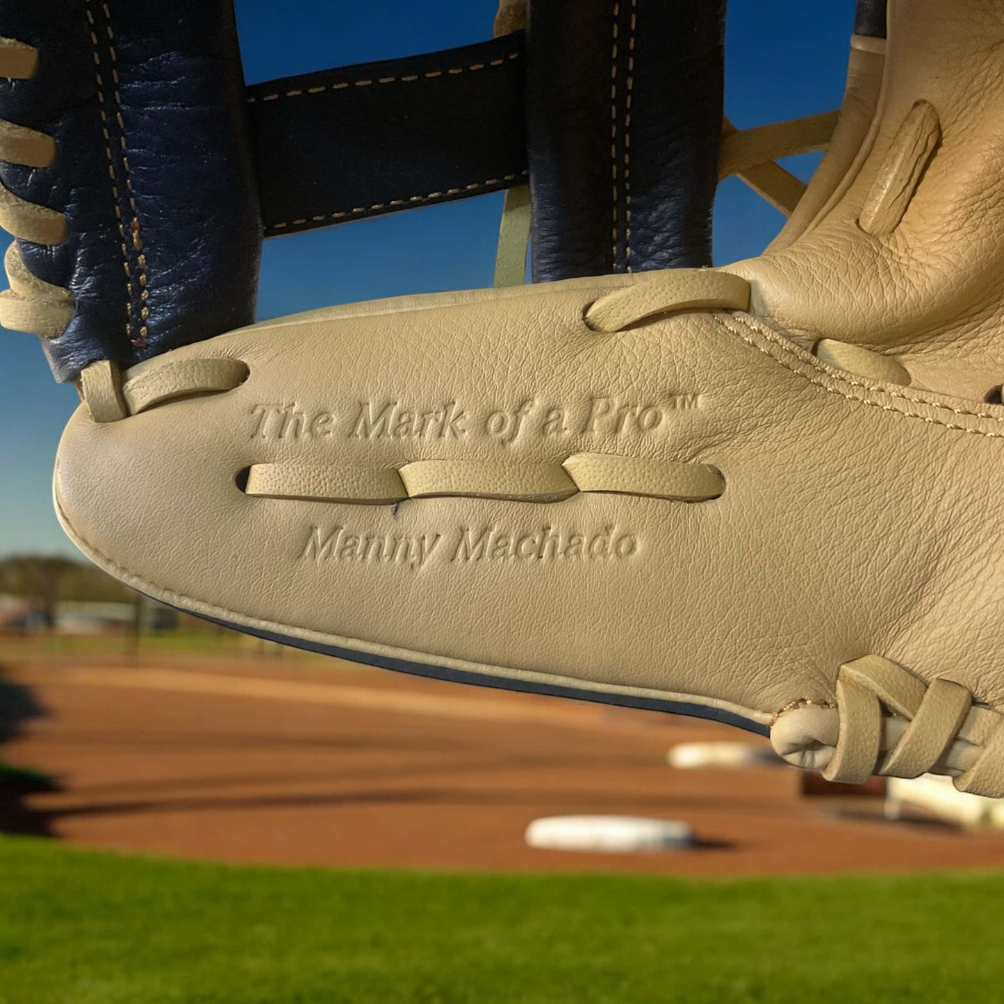 Guante Rawlings Cuadro de 11.5 pulgadas, edición Manny Machado, para lanzador derecho, con diseño ergonómico y rendimiento profesional en el béisbol.