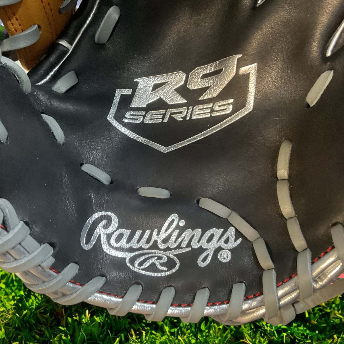 Guante Rawlings R9 Cuadro de 11.5 pulgadas para lanzador derecho, diseñado para durabilidad, comodidad y jugadas rápidas en el béisbol.