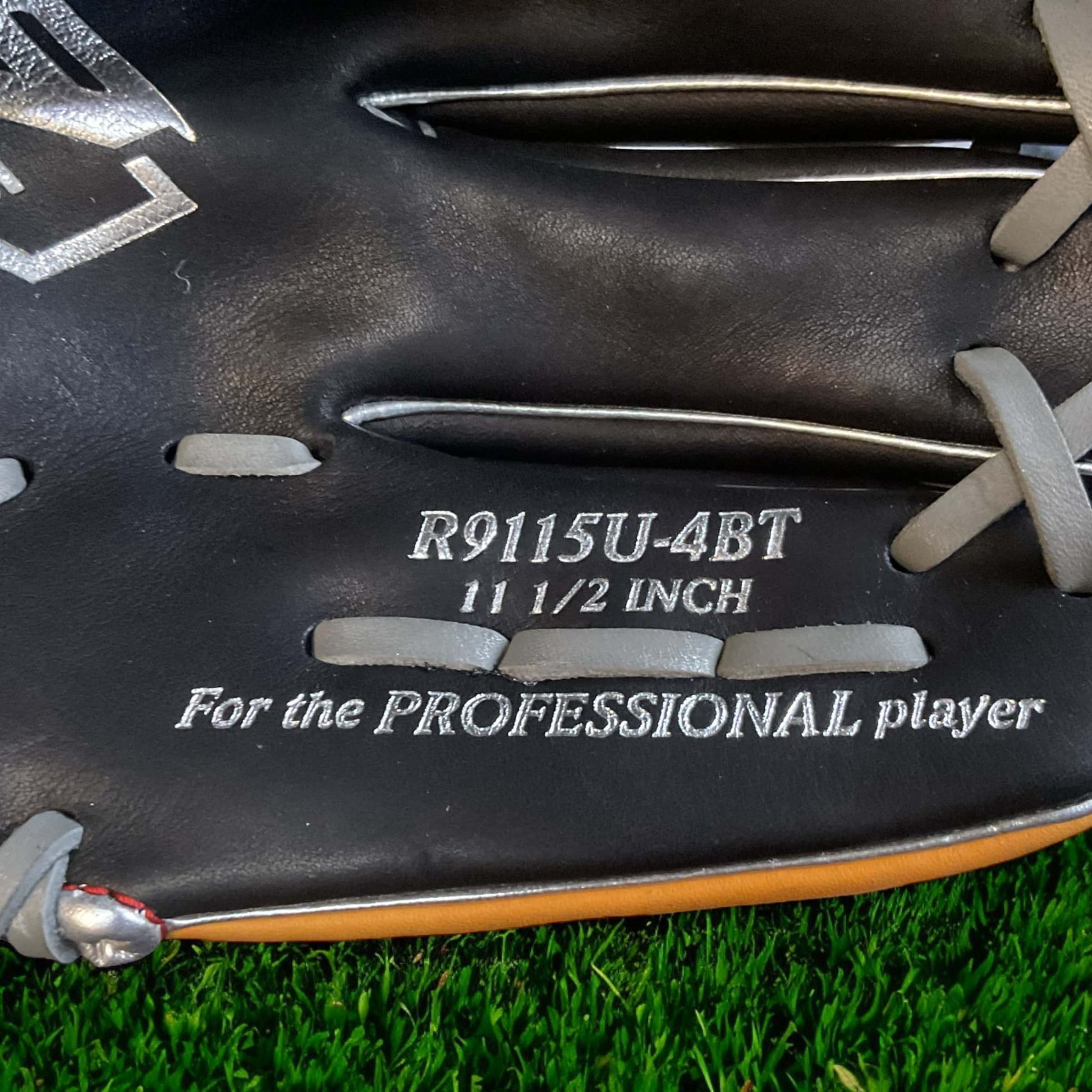 Guante Rawlings R9 Cuadro de 11.5 pulgadas para lanzador derecho, diseñado para durabilidad, comodidad y jugadas rápidas en el béisbol.