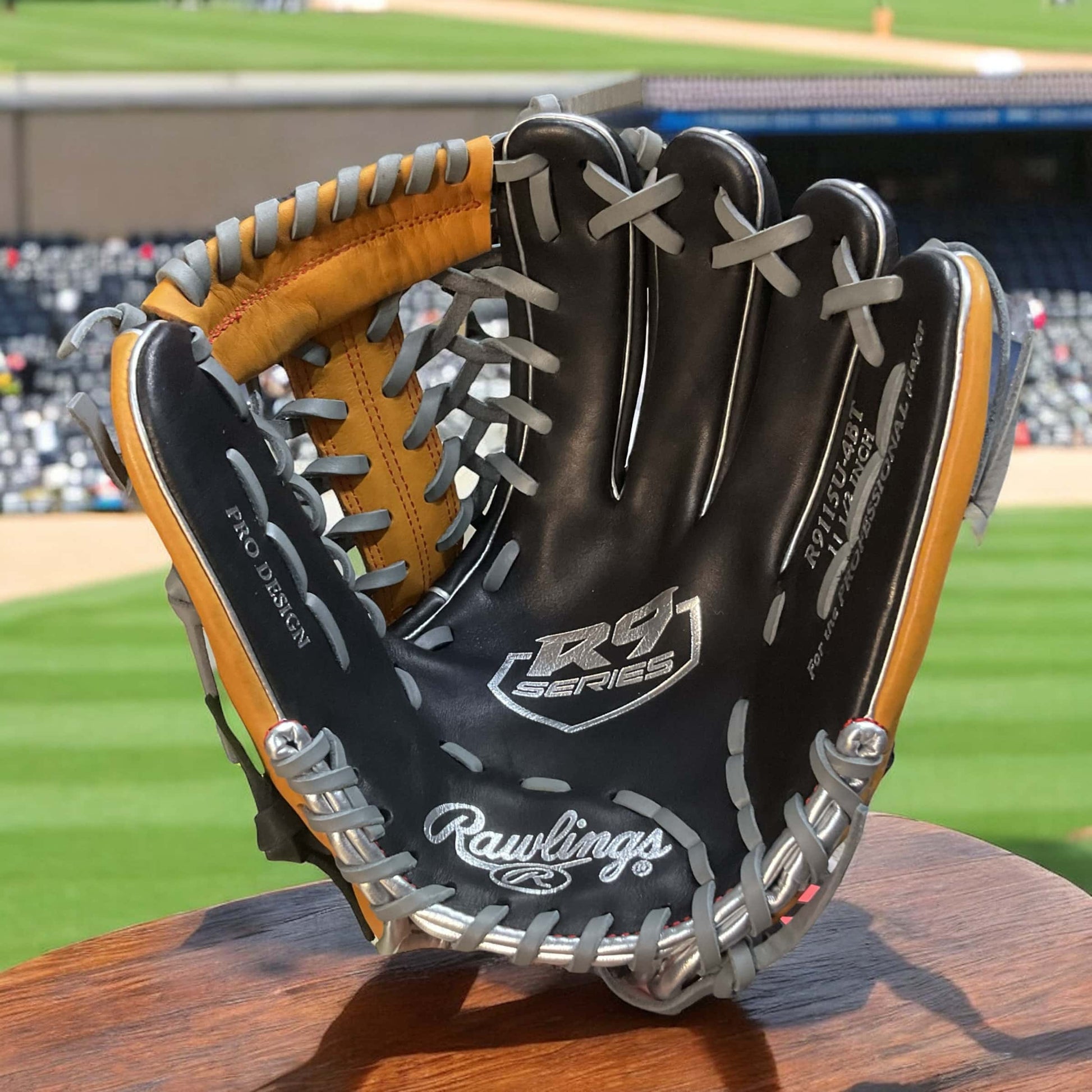 Guante Rawlings R9 Cuadro de 11.5 pulgadas para lanzador derecho, diseñado para durabilidad, comodidad y jugadas rápidas en el béisbol.