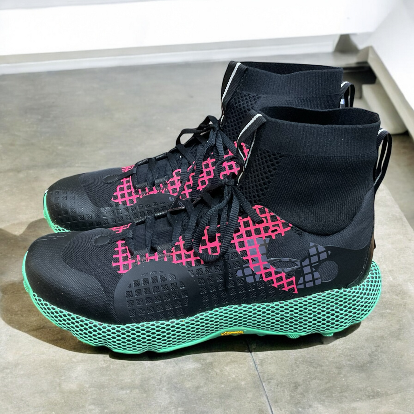 Botas tácticas Under Armour HOVR DS Ridge Risk en color verde y negro, con tecnología de amortiguación avanzada y diseño resistente para actividades al aire libre