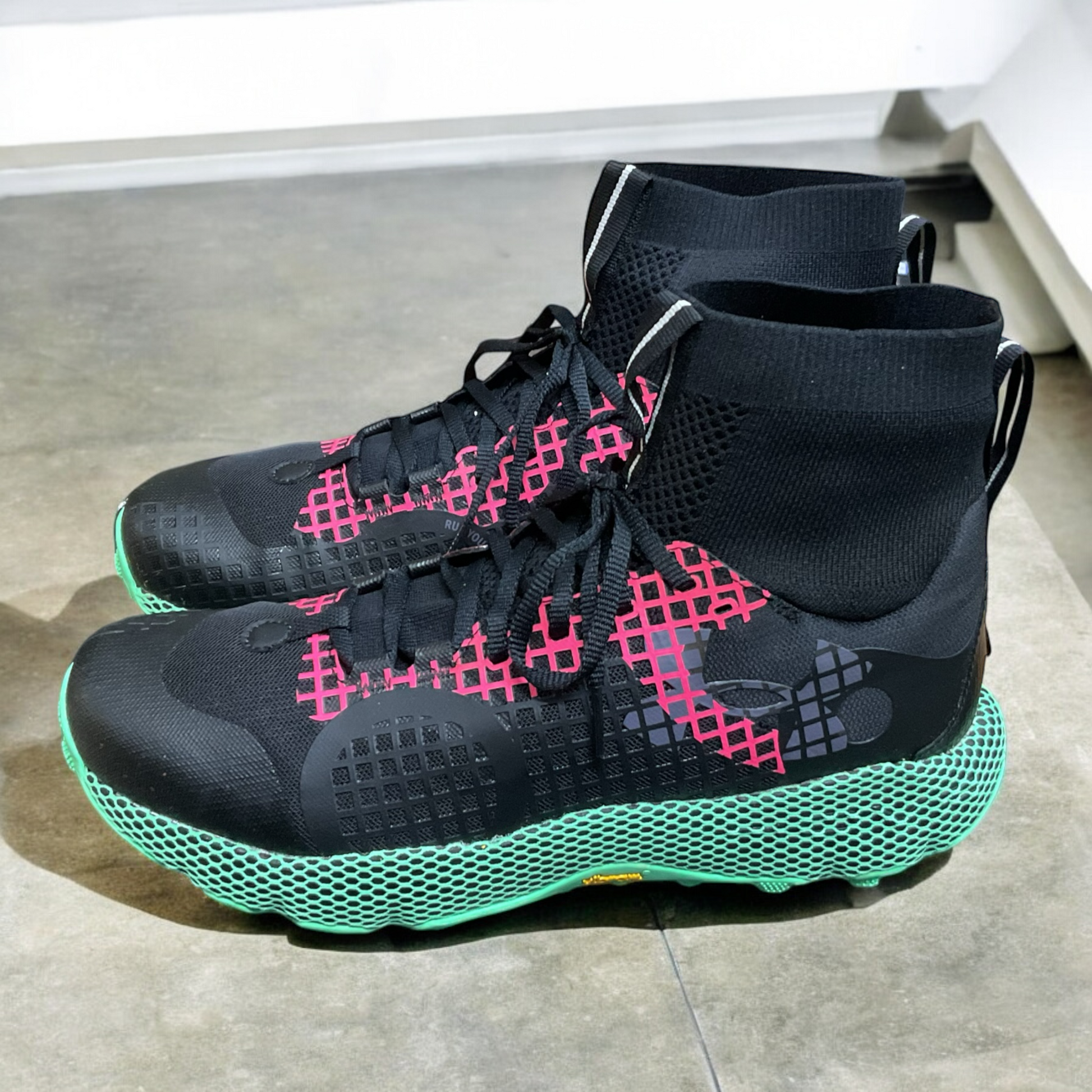 Botas tácticas Under Armour HOVR DS Ridge Risk en color verde y negro, con tecnología de amortiguación avanzada y diseño resistente para actividades al aire libre