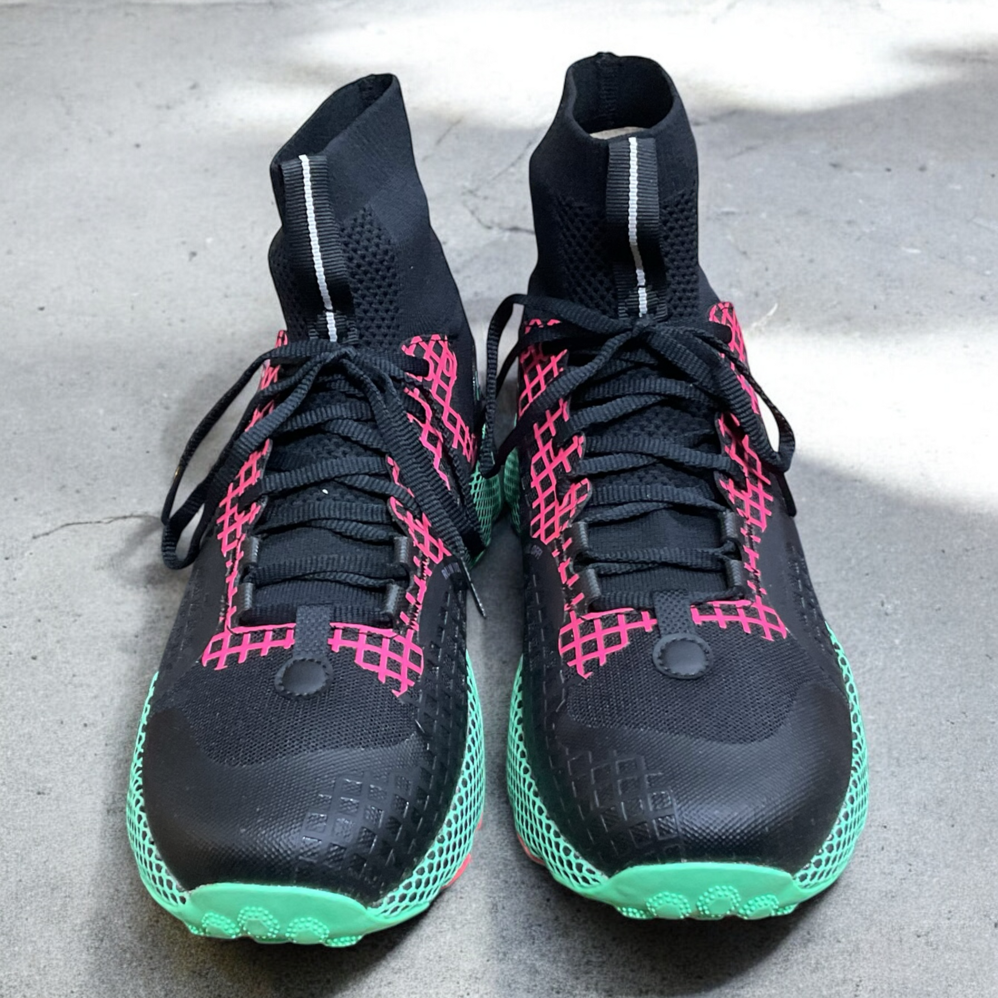 Botas tácticas Under Armour HOVR DS Ridge Risk en color verde y negro, con tecnología de amortiguación avanzada y diseño resistente para actividades al aire libre