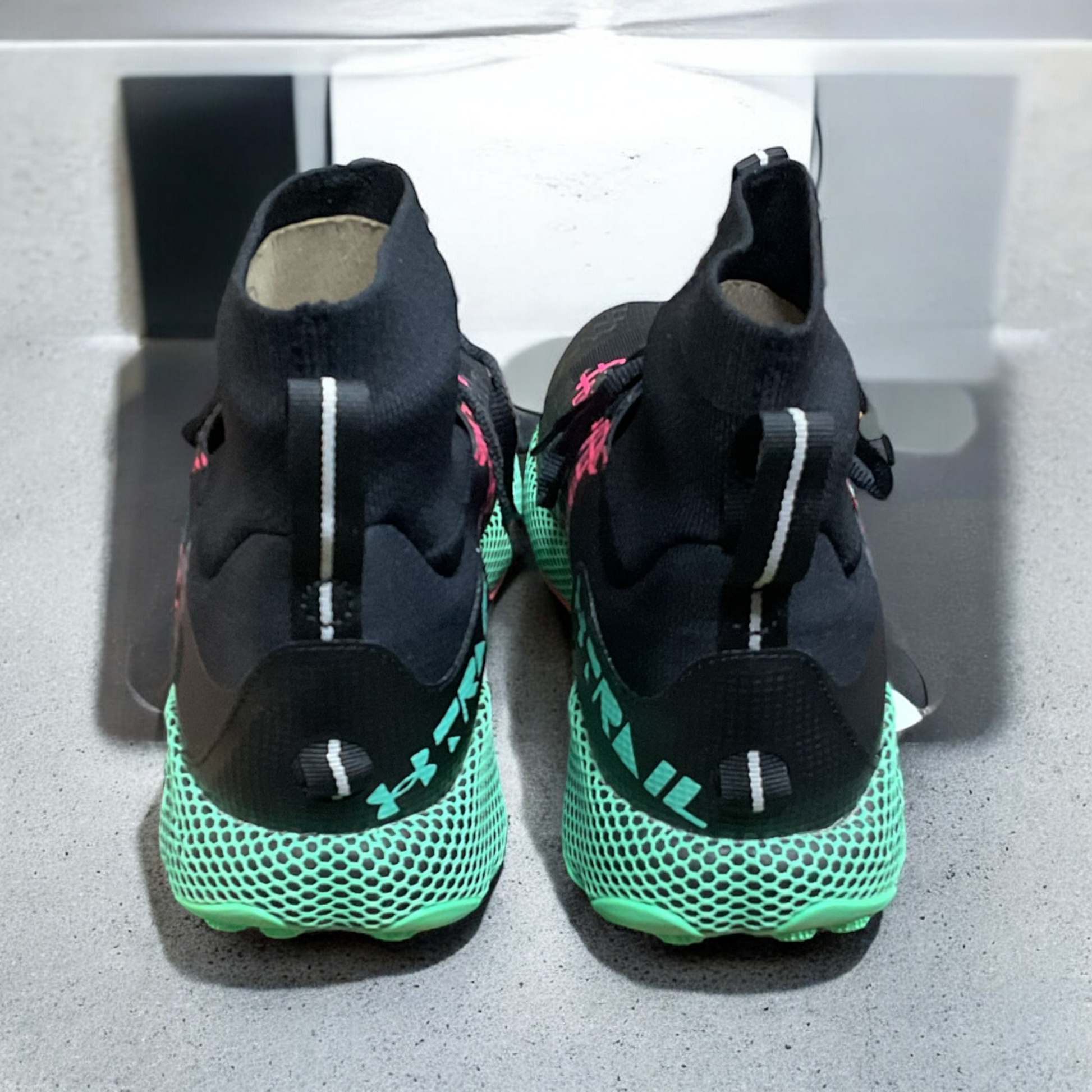 Botas tácticas Under Armour HOVR DS Ridge Risk en color verde y negro, con tecnología de amortiguación avanzada y diseño resistente para actividades al aire libre