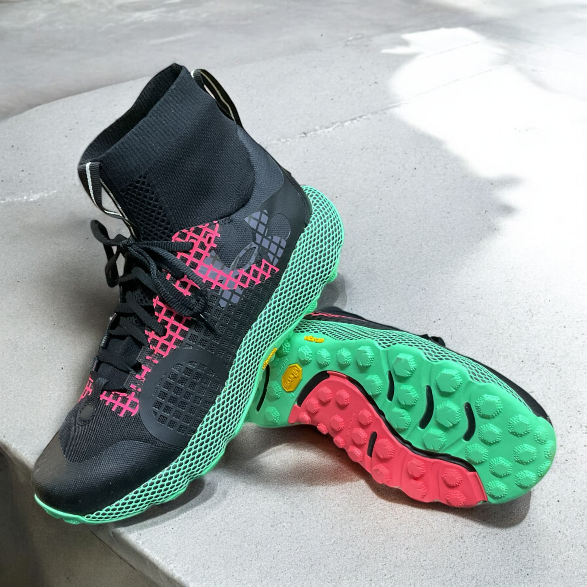 Botas tácticas Under Armour HOVR DS Ridge Risk en color verde y negro, con tecnología de amortiguación avanzada y diseño resistente para actividades al aire libre