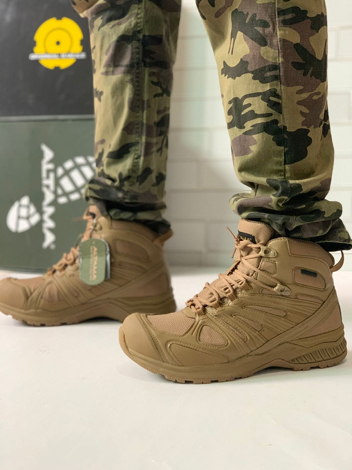 Botas Tabad color coyote, diseño táctico con suela antideslizante y materiales resistentes, perfectas para exteriores y uso profesional.