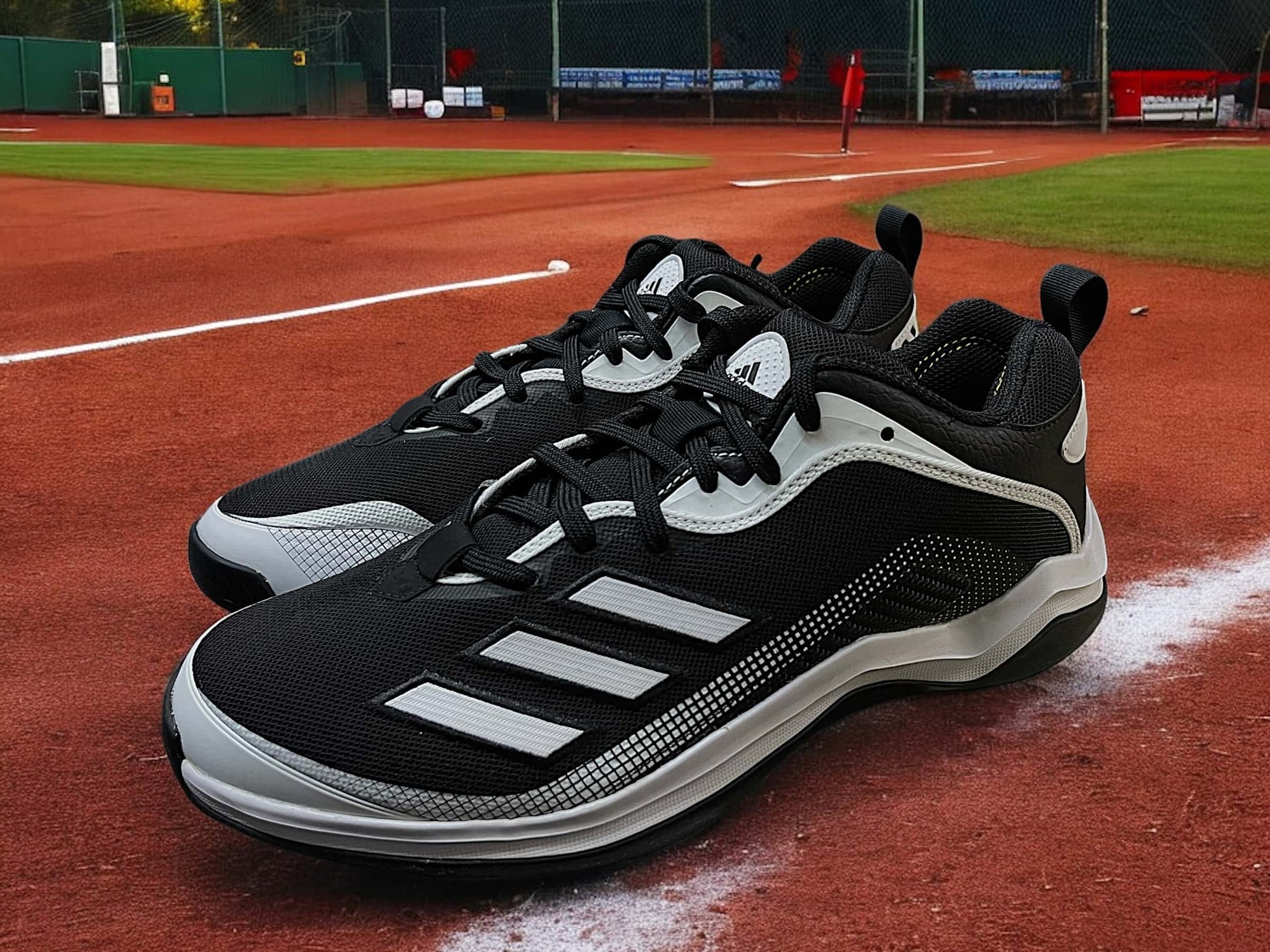 Zapatillas de béisbol Icon 6 Turf en negro, con suela Turf para tracción y comodidad en superficies artificiales