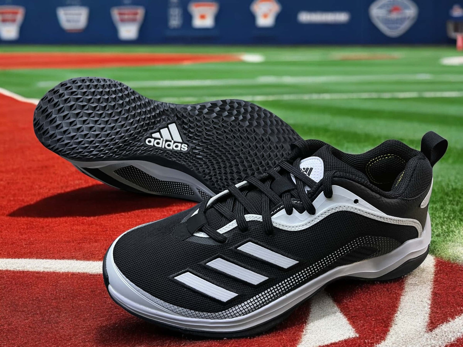 Zapatillas de béisbol Icon 6 Turf en negro, con suela Turf para tracción y comodidad en superficies artificiales