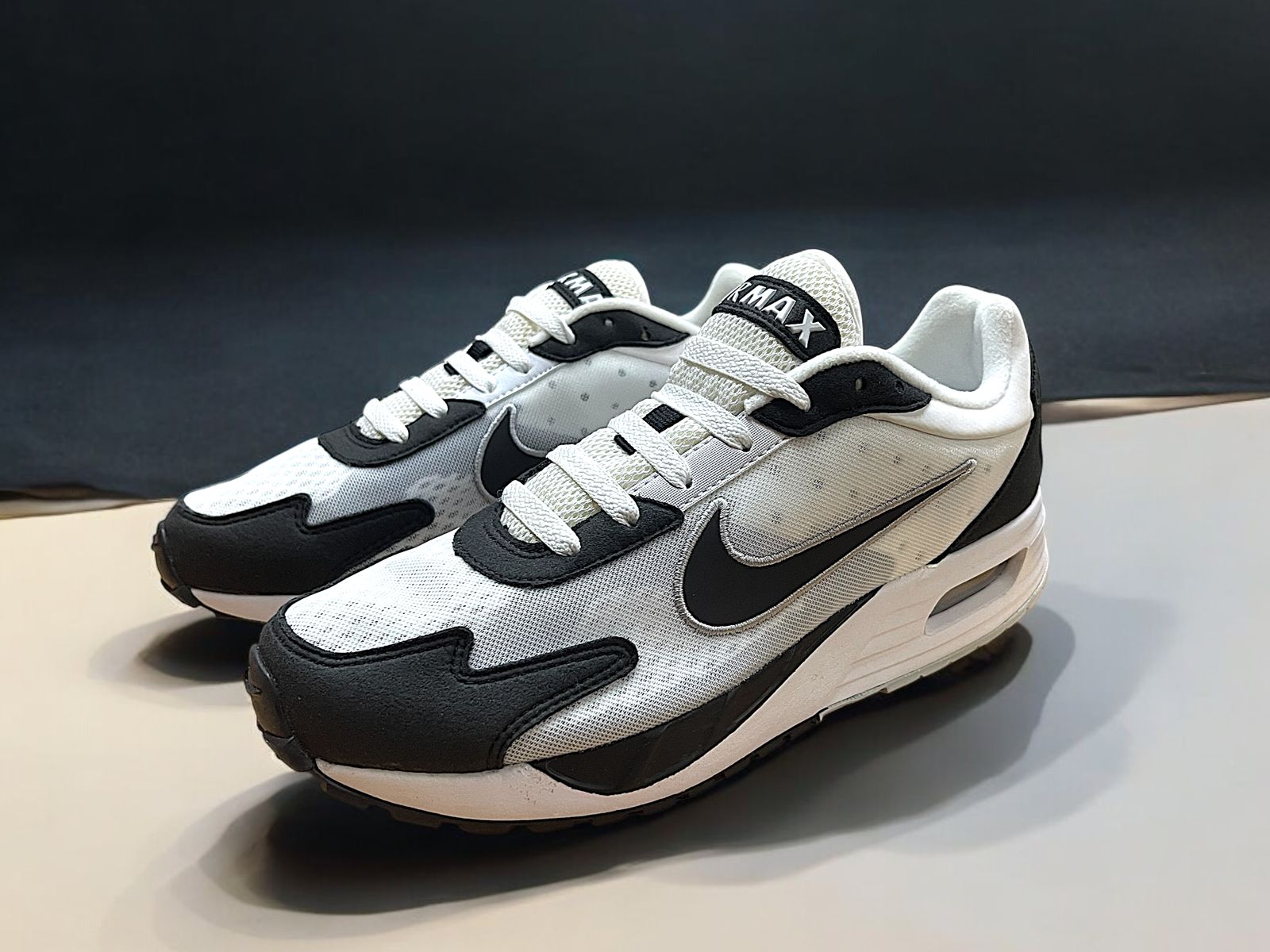 Las Nike Air Max Solo 'White/Black' (DX3666-100) son unas zapatillas que fusionan elementos clásicos de la línea Air Max con un diseño contemporáneo. La parte superior combina malla transpirable y cuero sintético, ofreciendo durabilidad y ventilación. El talón presenta una unidad Air Max visible, inspirada en el modelo AM180, que proporciona una amortiguación óptima. El esquema de color predominante es blanco, con detalles en negro, aportando un toque elegante al diseño. La suela de goma garantiza tracción