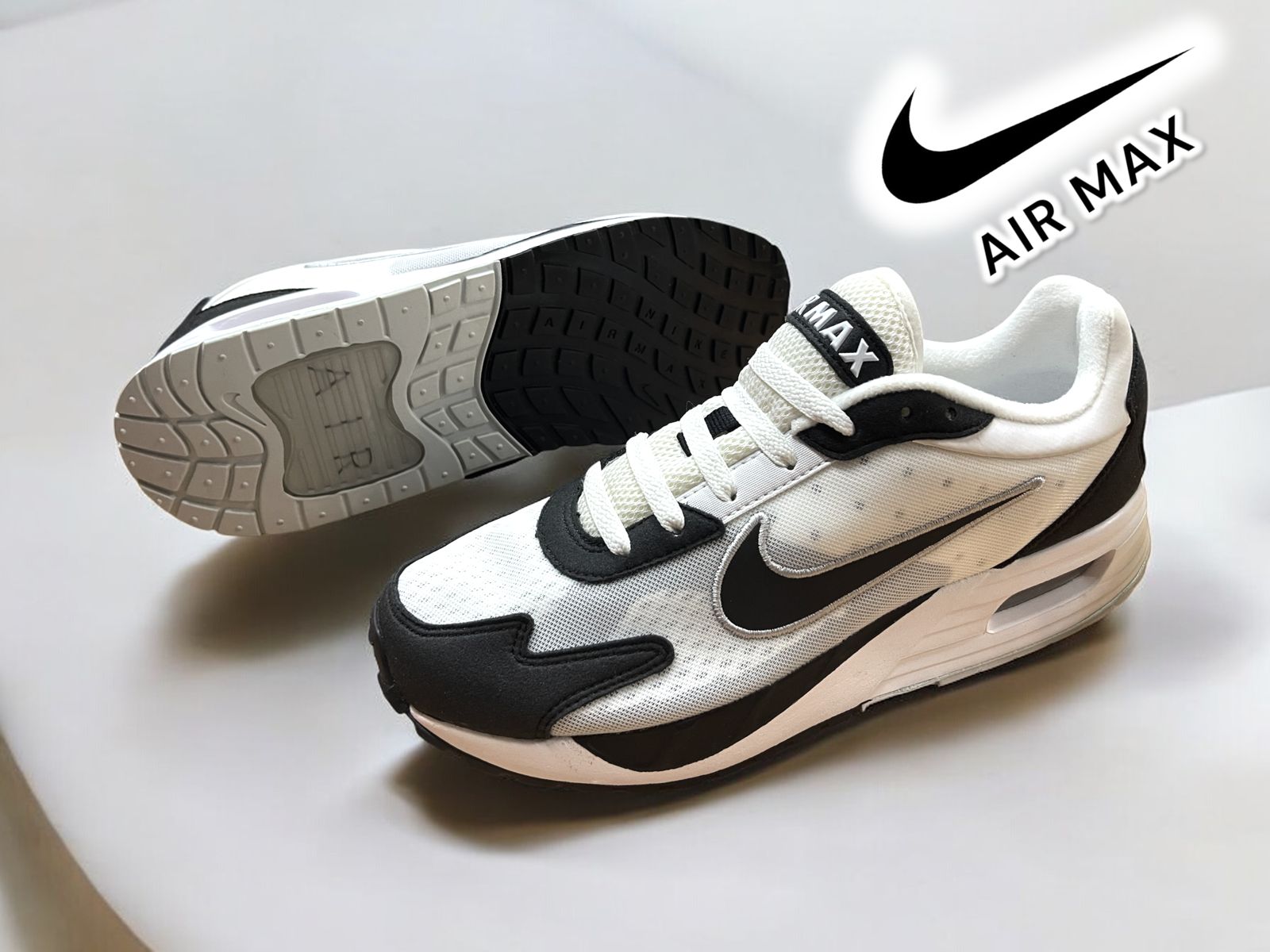Las Nike Air Max Solo 'White/Black' (DX3666-100) son unas zapatillas que fusionan elementos clásicos de la línea Air Max con un diseño contemporáneo. La parte superior combina malla transpirable y cuero sintético, ofreciendo durabilidad y ventilación. El talón presenta una unidad Air Max visible, inspirada en el modelo AM180, que proporciona una amortiguación óptima. El esquema de color predominante es blanco, con detalles en negro, aportando un toque elegante al diseño. La suela de goma garantiza tracción