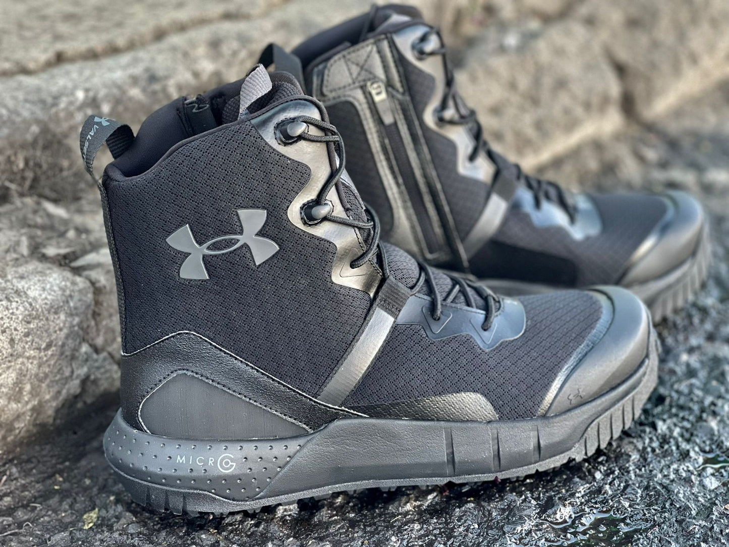 Botas Micro G Alta Under Armour, con amortiguación avanzada y suela antideslizante para un rendimiento óptimo en actividades al aire libre.