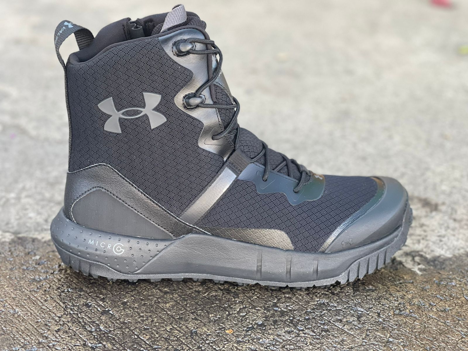 Botas Micro G Alta Under Armour, con amortiguación avanzada y suela antideslizante para un rendimiento óptimo en actividades al aire libre.